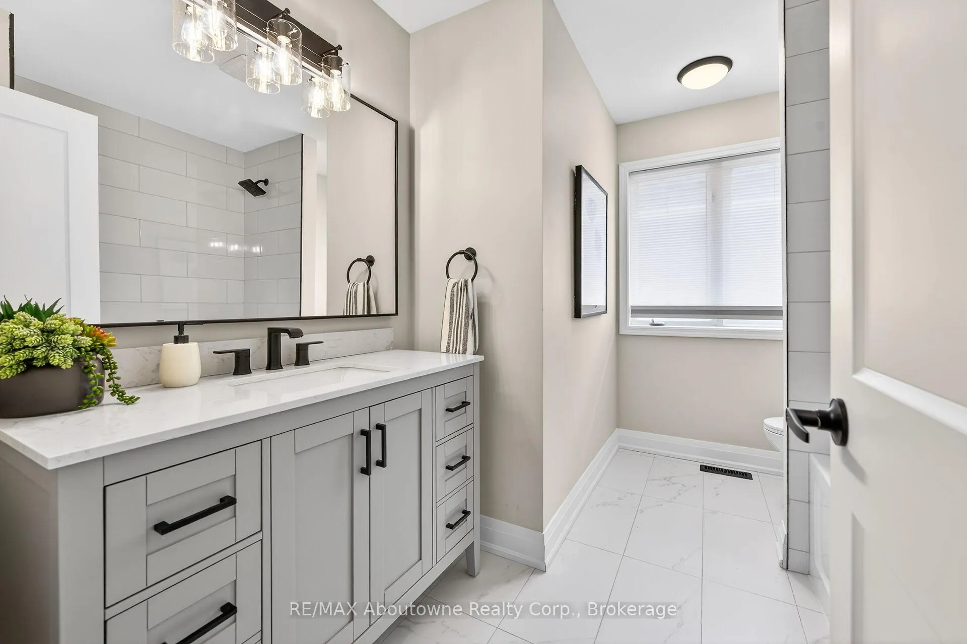 Photo 23 of 2385 Guildstone Crescent, Oakville, West Oak Trails — HOMEH