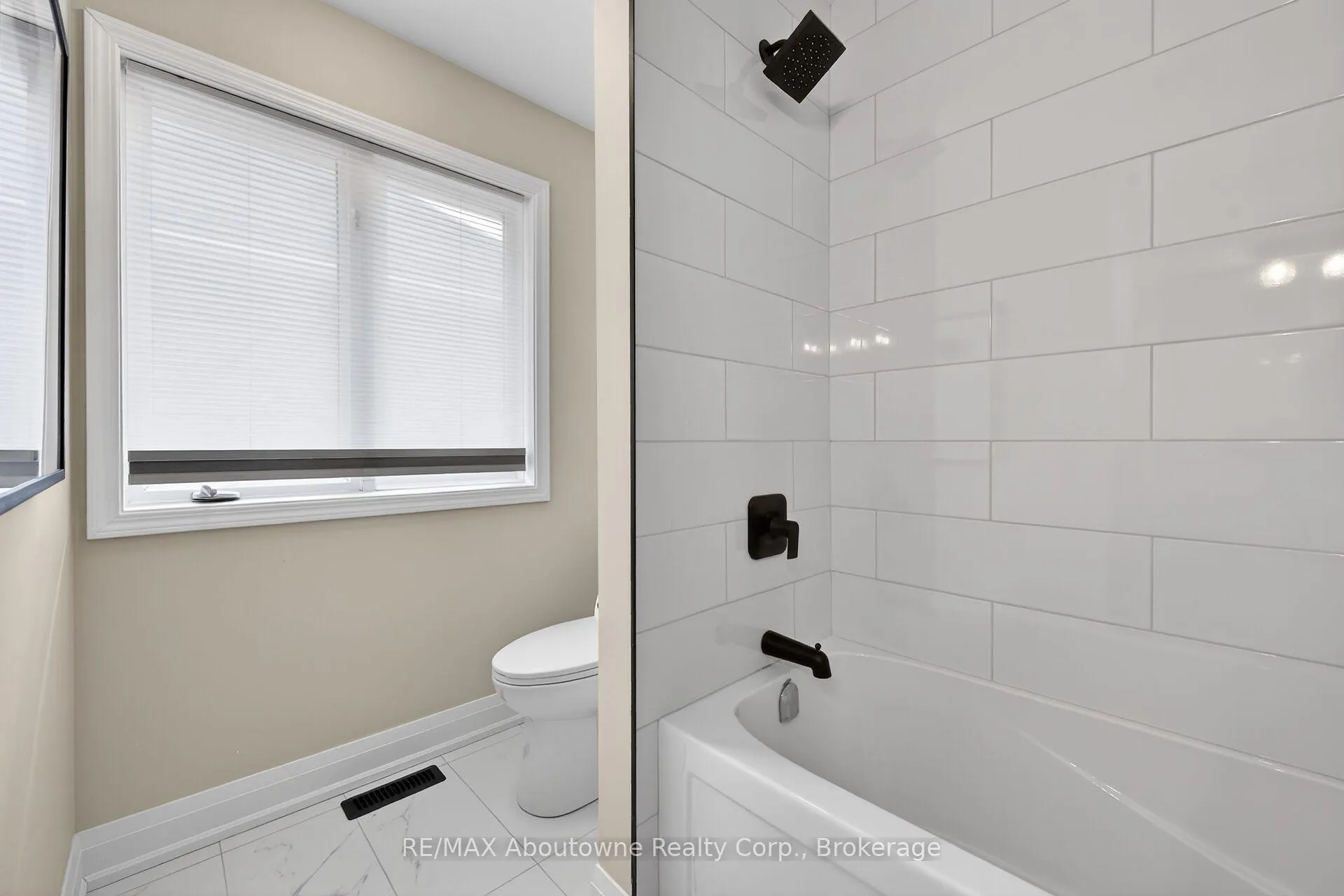 Photo 24 of 2385 Guildstone Crescent, Oakville, West Oak Trails — HOMEH