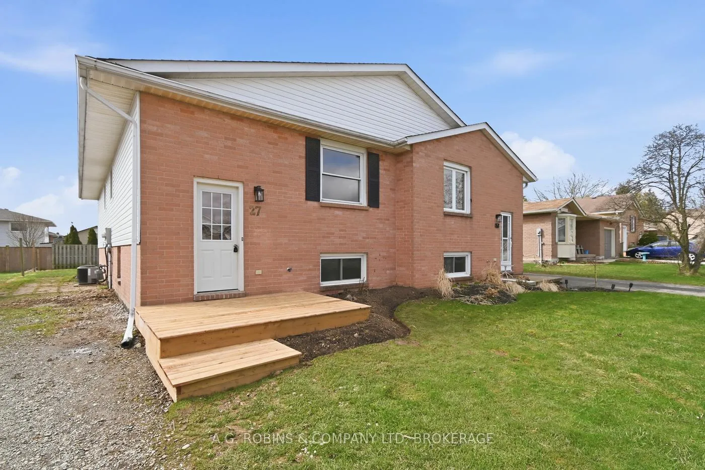 Photo 1 of 27 Briarsdale Crescent, Welland, N. Welland — HOMEH