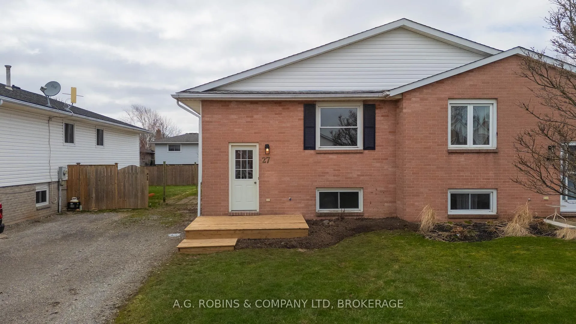 Photo 2 of 27 Briarsdale Crescent, Welland, N. Welland — HOMEH