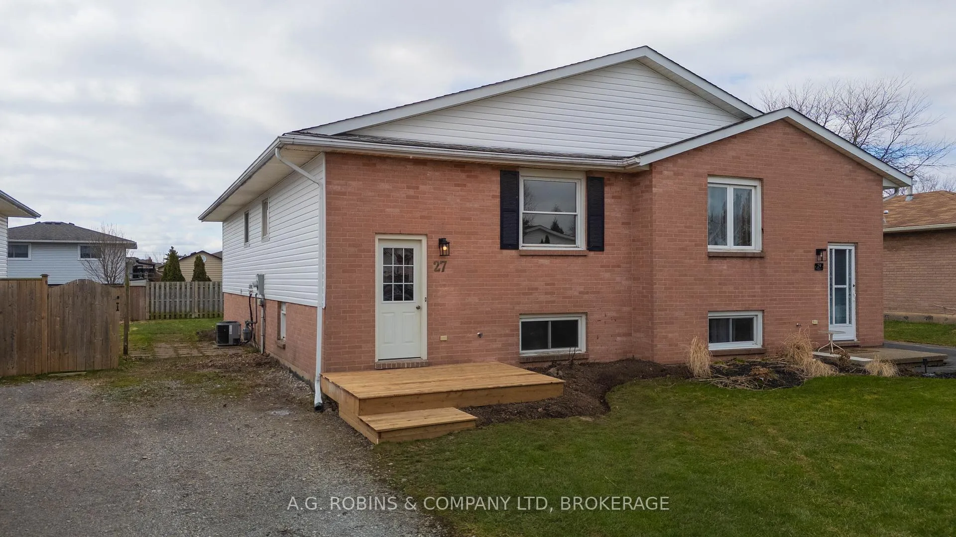 Photo 3 of 27 Briarsdale Crescent, Welland, N. Welland — HOMEH