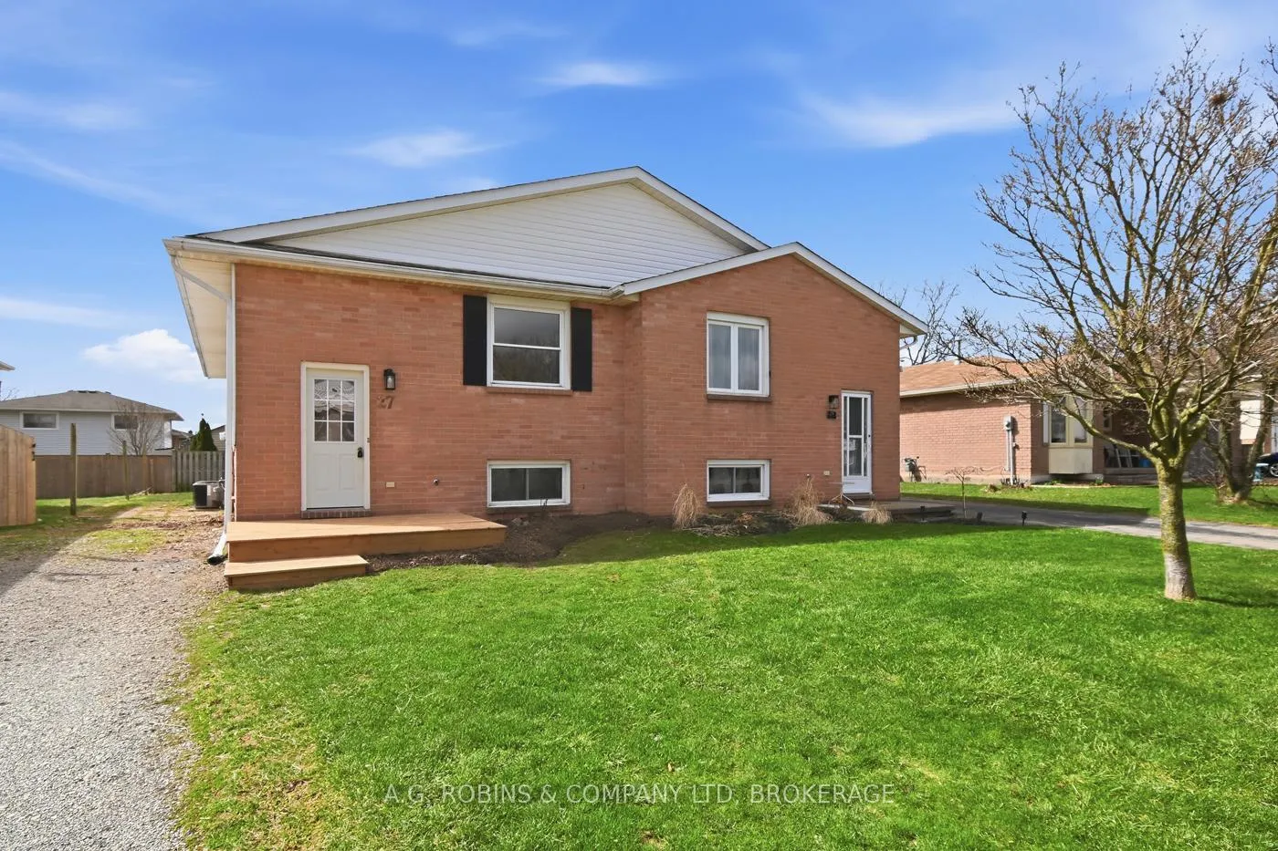 Photo 4 of 27 Briarsdale Crescent, Welland, N. Welland — HOMEH