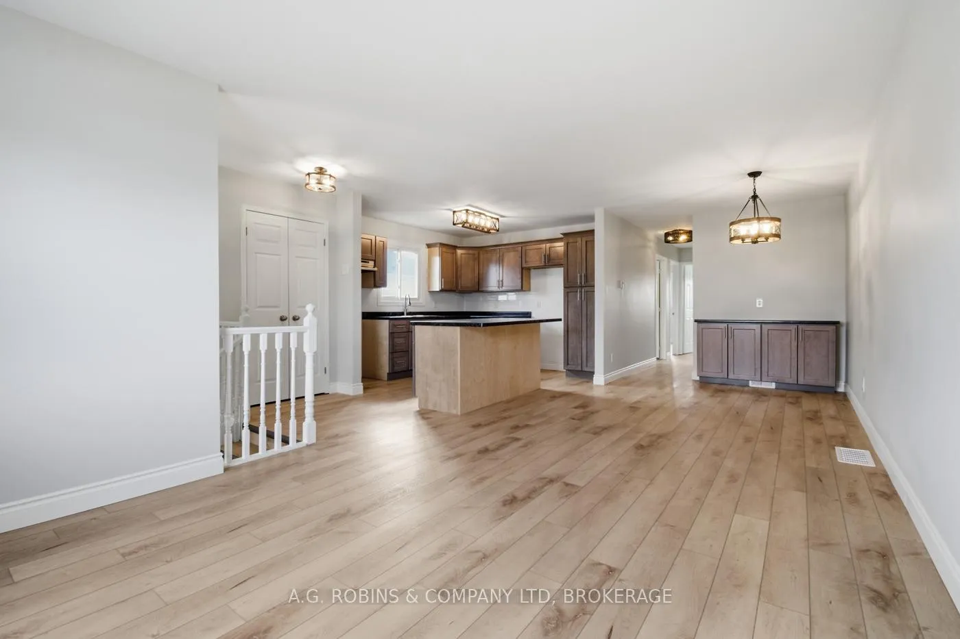 Photo 7 of 27 Briarsdale Crescent, Welland, N. Welland — HOMEH