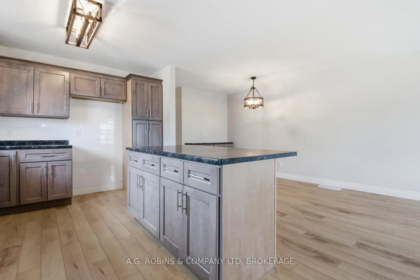 Photo 9 of 27 Briarsdale Crescent, Welland, N. Welland — HOMEH