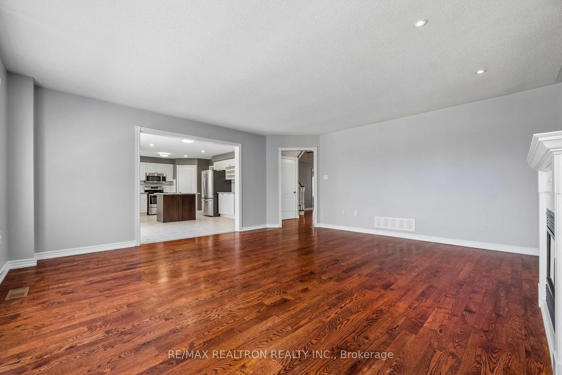 Photo 9 of 42 Dodge Drive, Whitby, Brooklin — HOMEH
