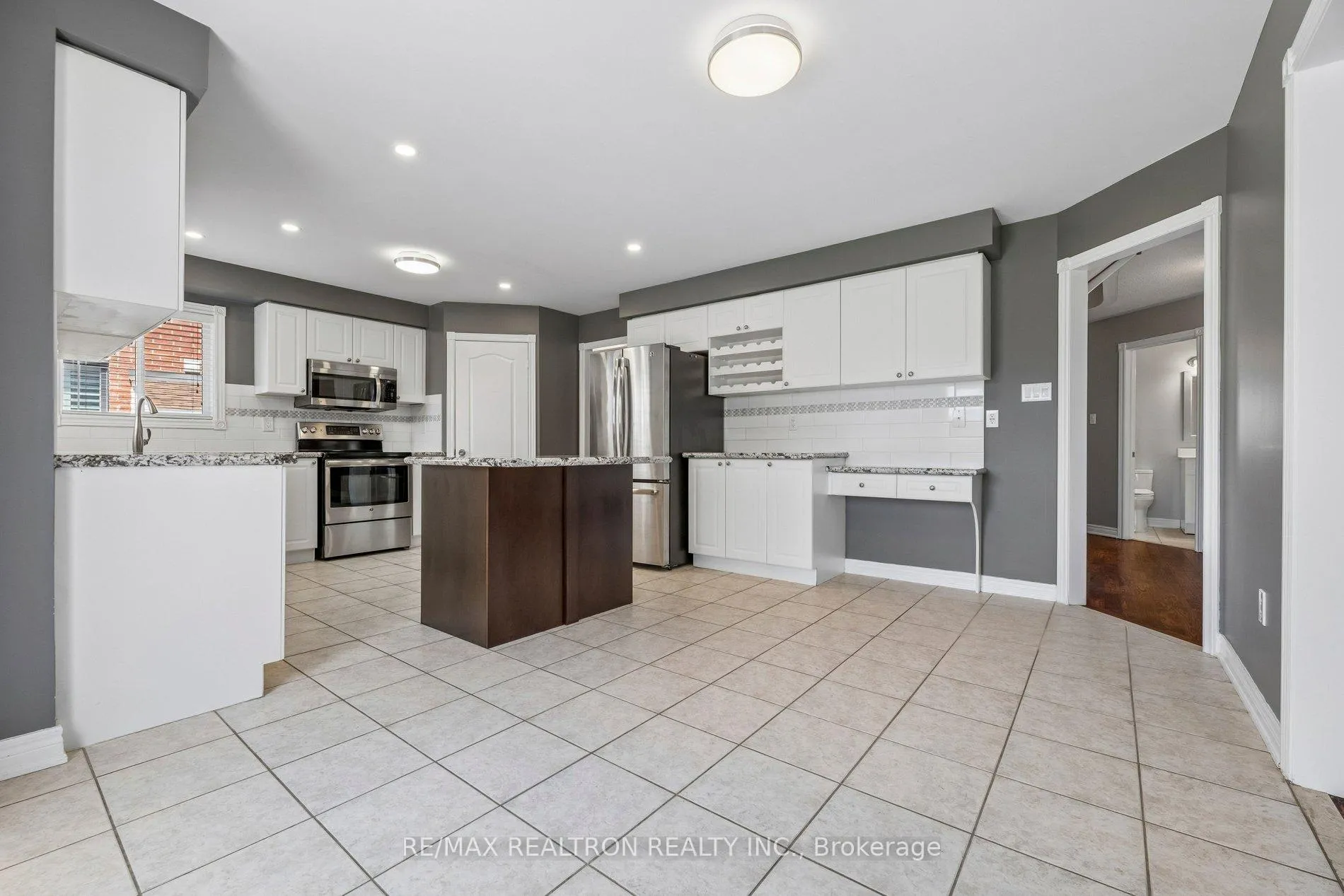 Photo 11 of 42 Dodge Drive, Whitby, Brooklin — HOMEH