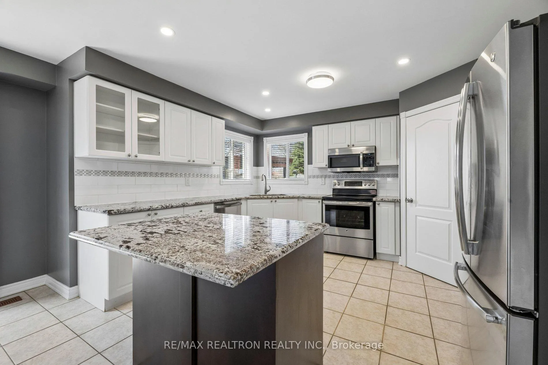 Photo 12 of 42 Dodge Drive, Whitby, Brooklin — HOMEH