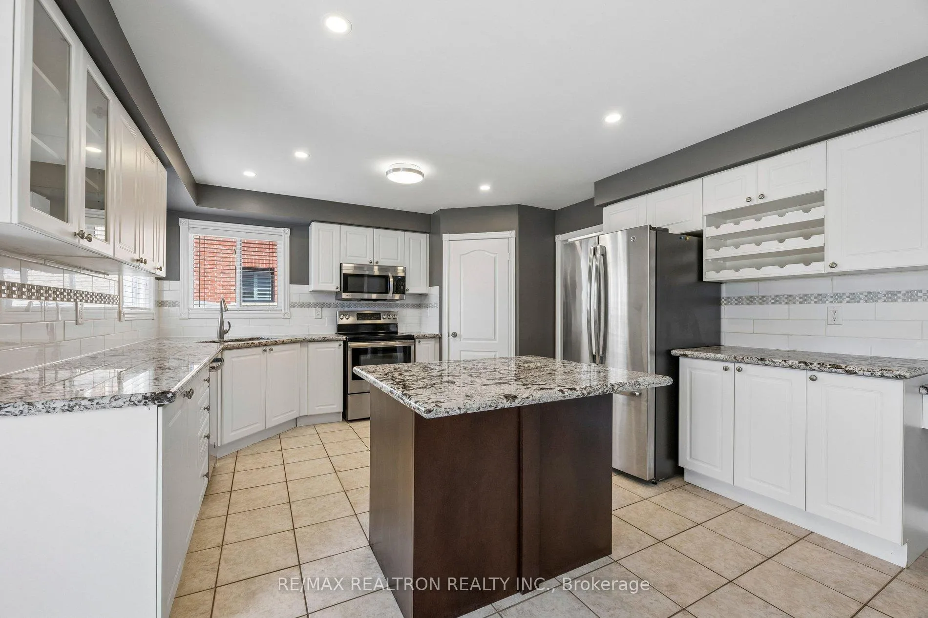 Photo 13 of 42 Dodge Drive, Whitby, Brooklin — HOMEH