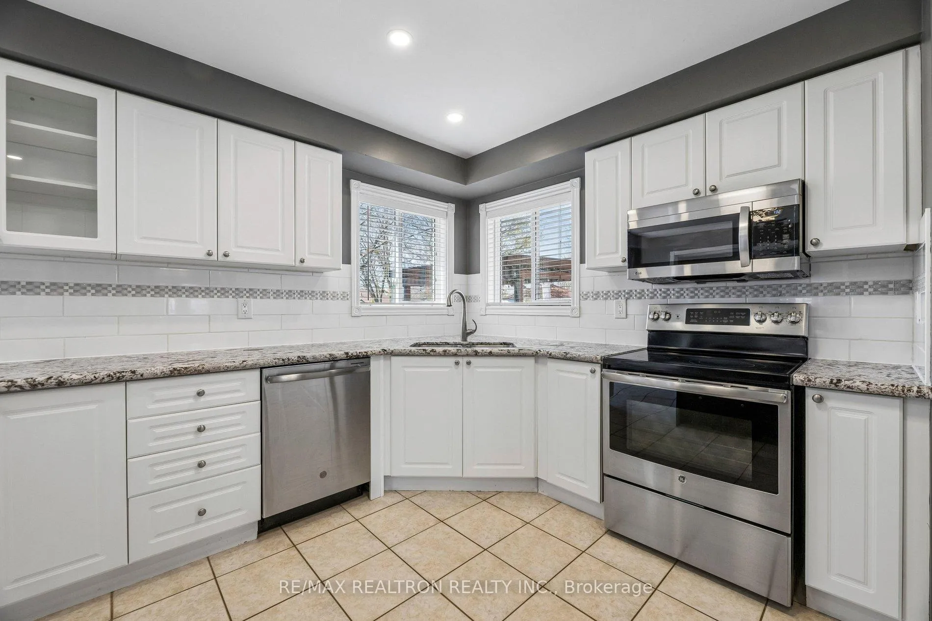 Photo 14 of 42 Dodge Drive, Whitby, Brooklin — HOMEH