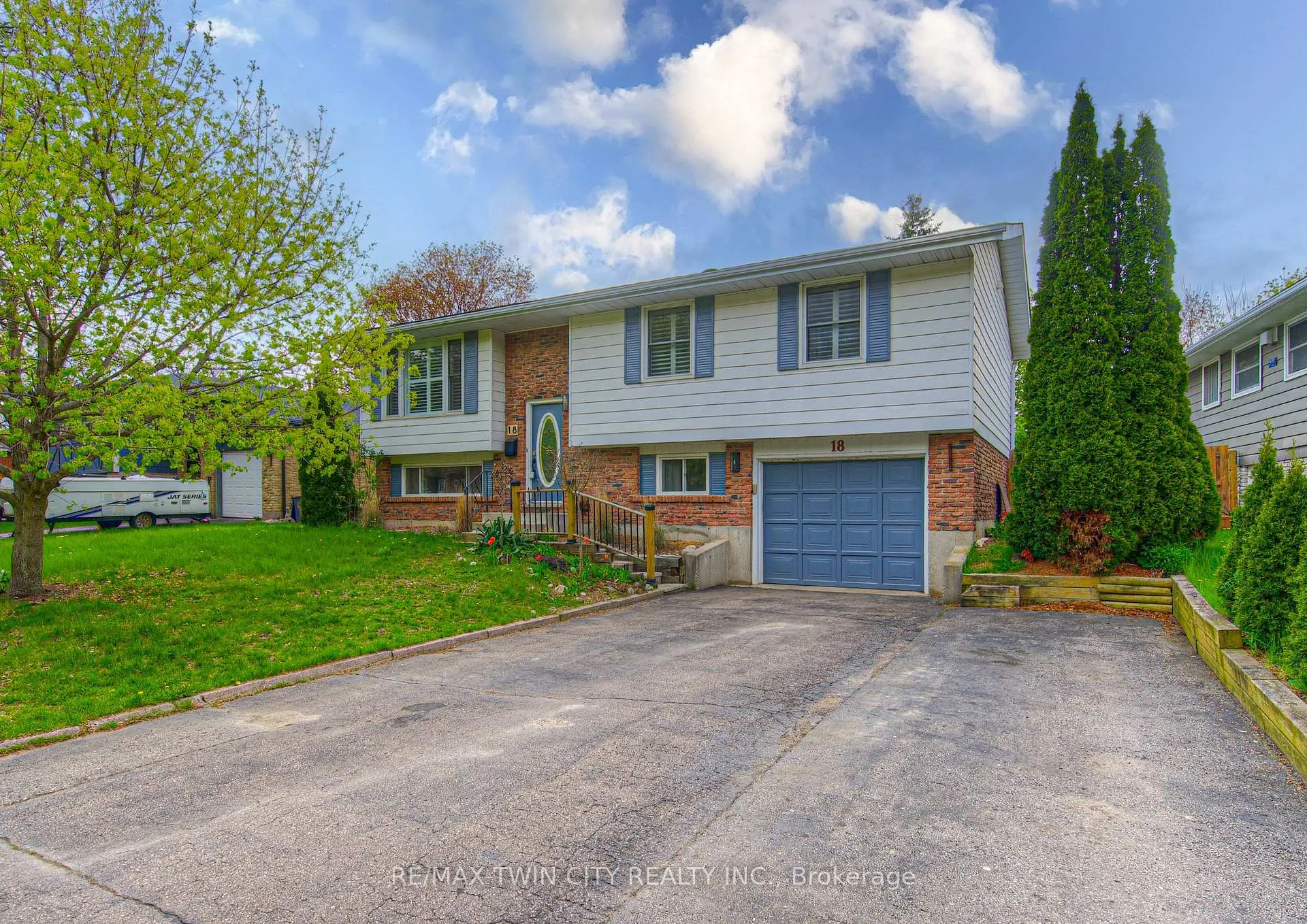 Photo 2 of 18 Gilston Parkway, Brant, Paris — HOMEH