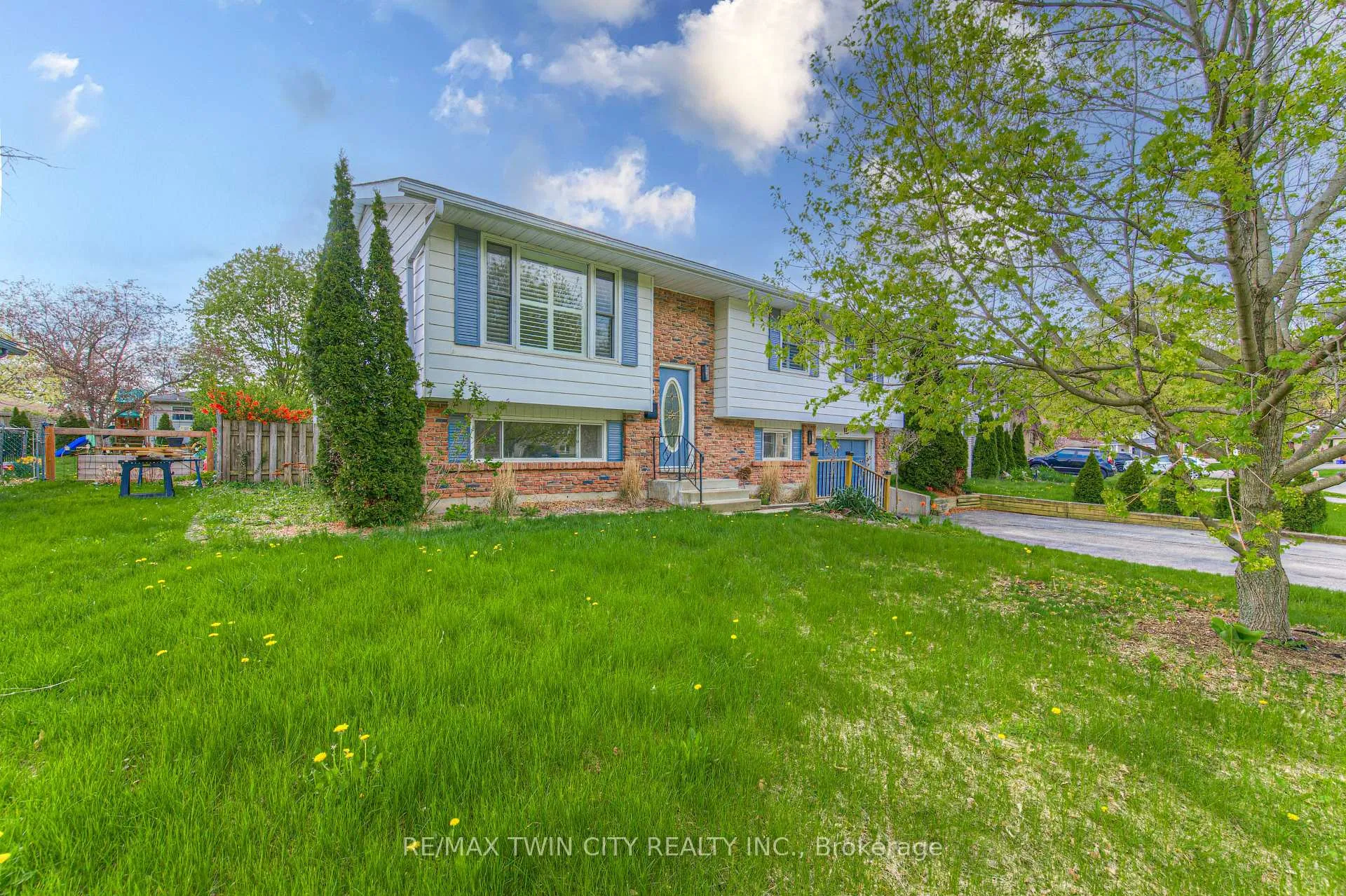 Photo 3 of 18 Gilston Parkway, Brant, Paris — HOMEH