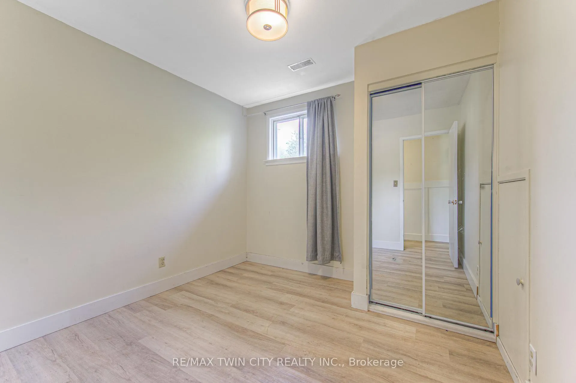 Photo 28 of 18 Gilston Parkway, Brant, Paris — HOMEH
