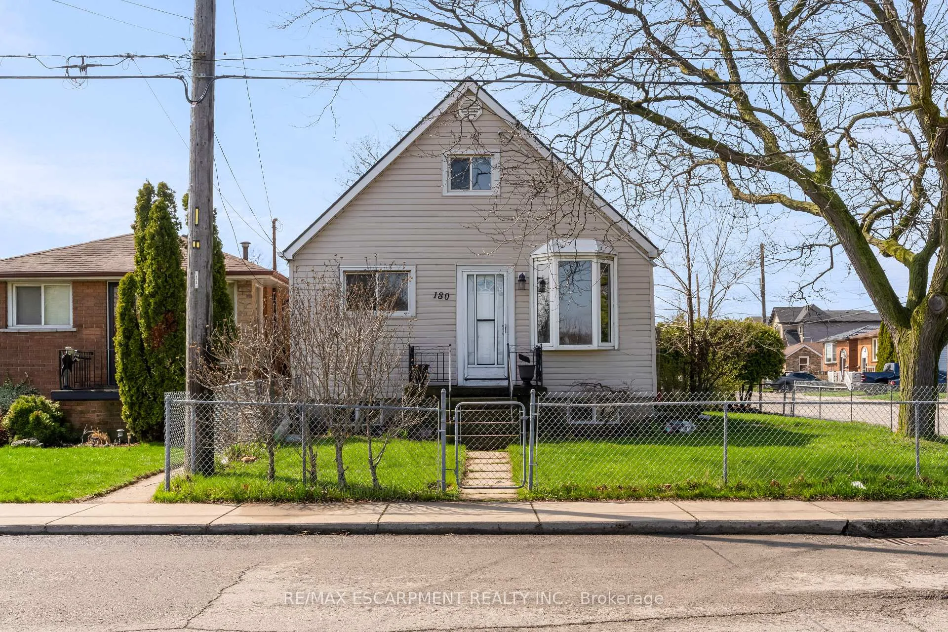 Photo 3 of 180 Mead Avenue, Hamilton, Parkview — HOMEH