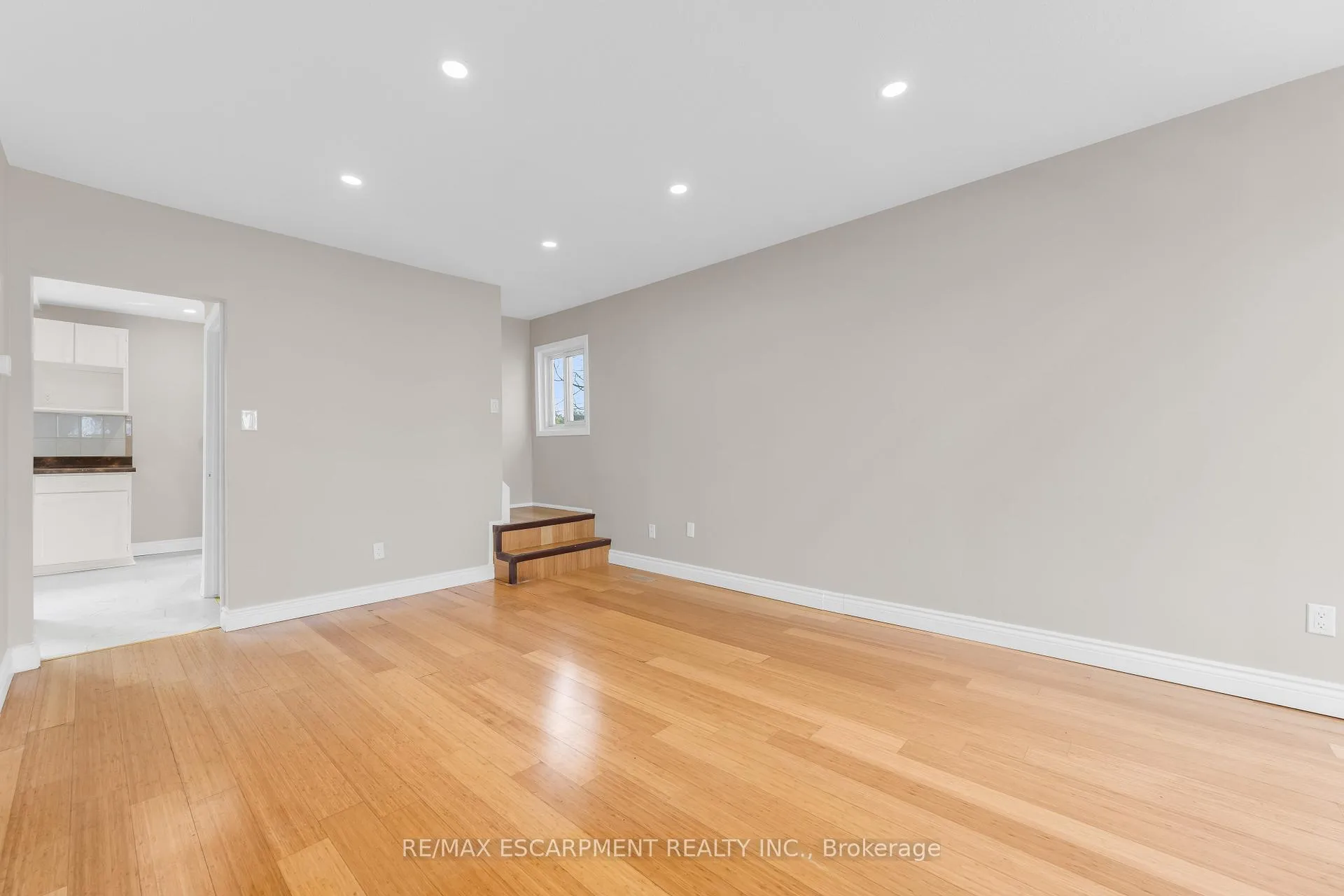 Photo 10 of 180 Mead Avenue, Hamilton, Parkview — HOMEH