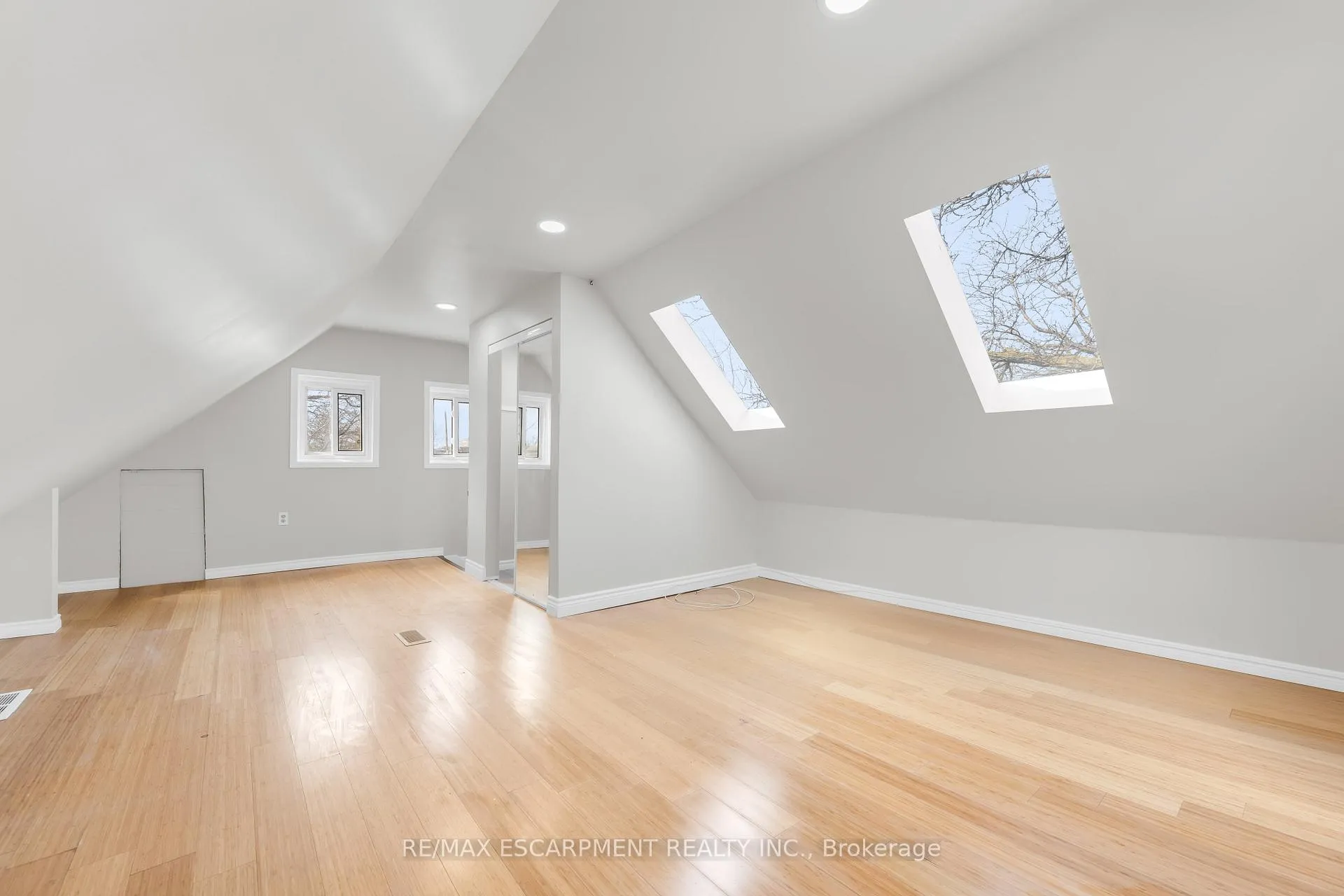 Photo 17 of 180 Mead Avenue, Hamilton, Parkview — HOMEH