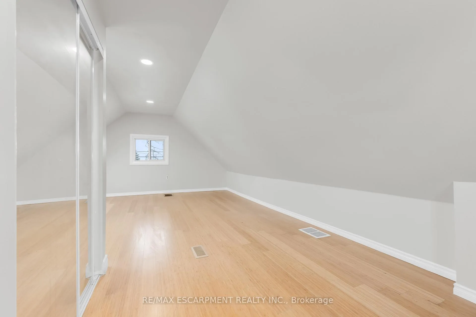 Photo 19 of 180 Mead Avenue, Hamilton, Parkview — HOMEH