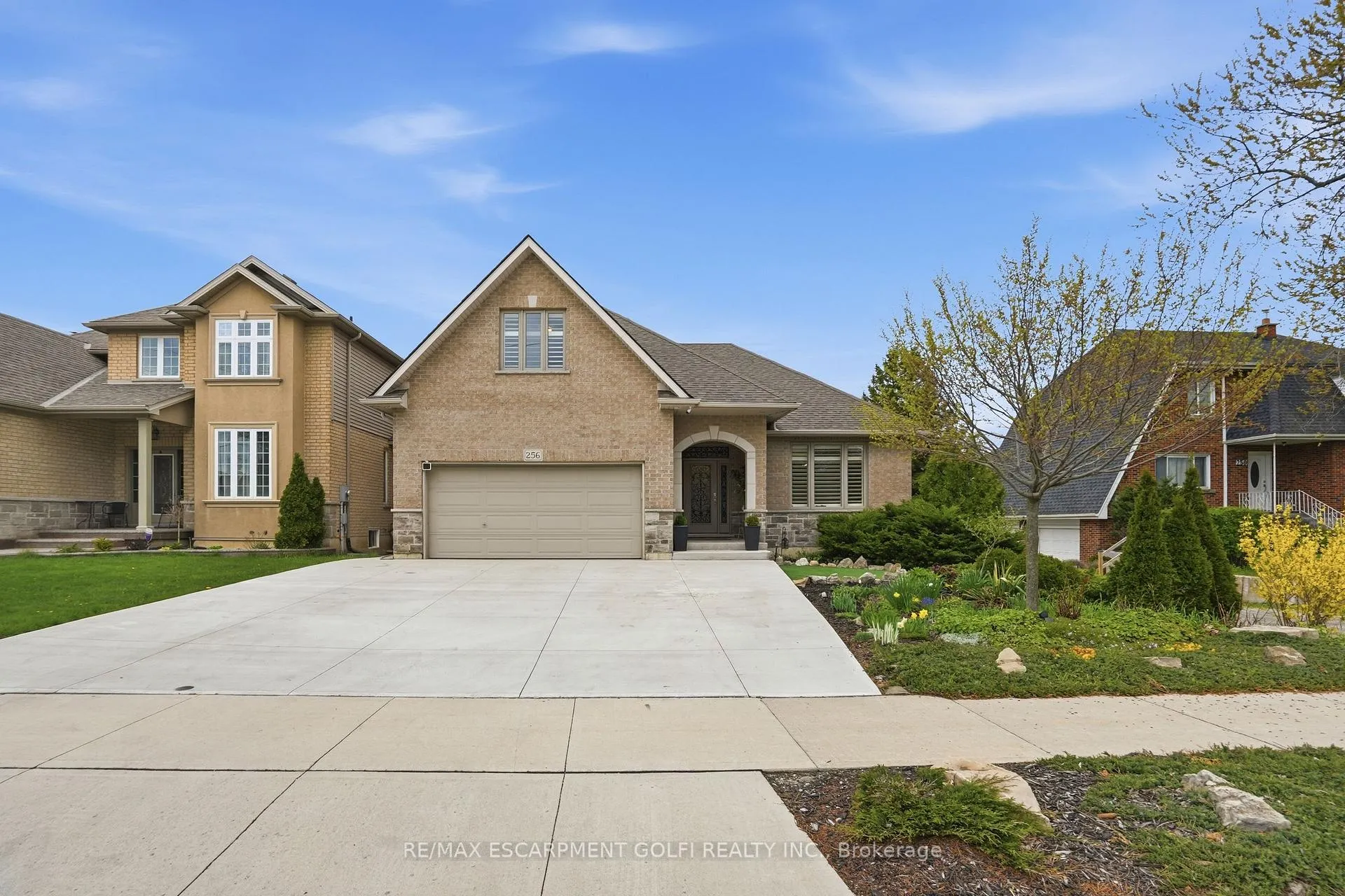 Photo 2 of 256 Highland Road W, Hamilton, Stoney Creek Mountain — HOMEH