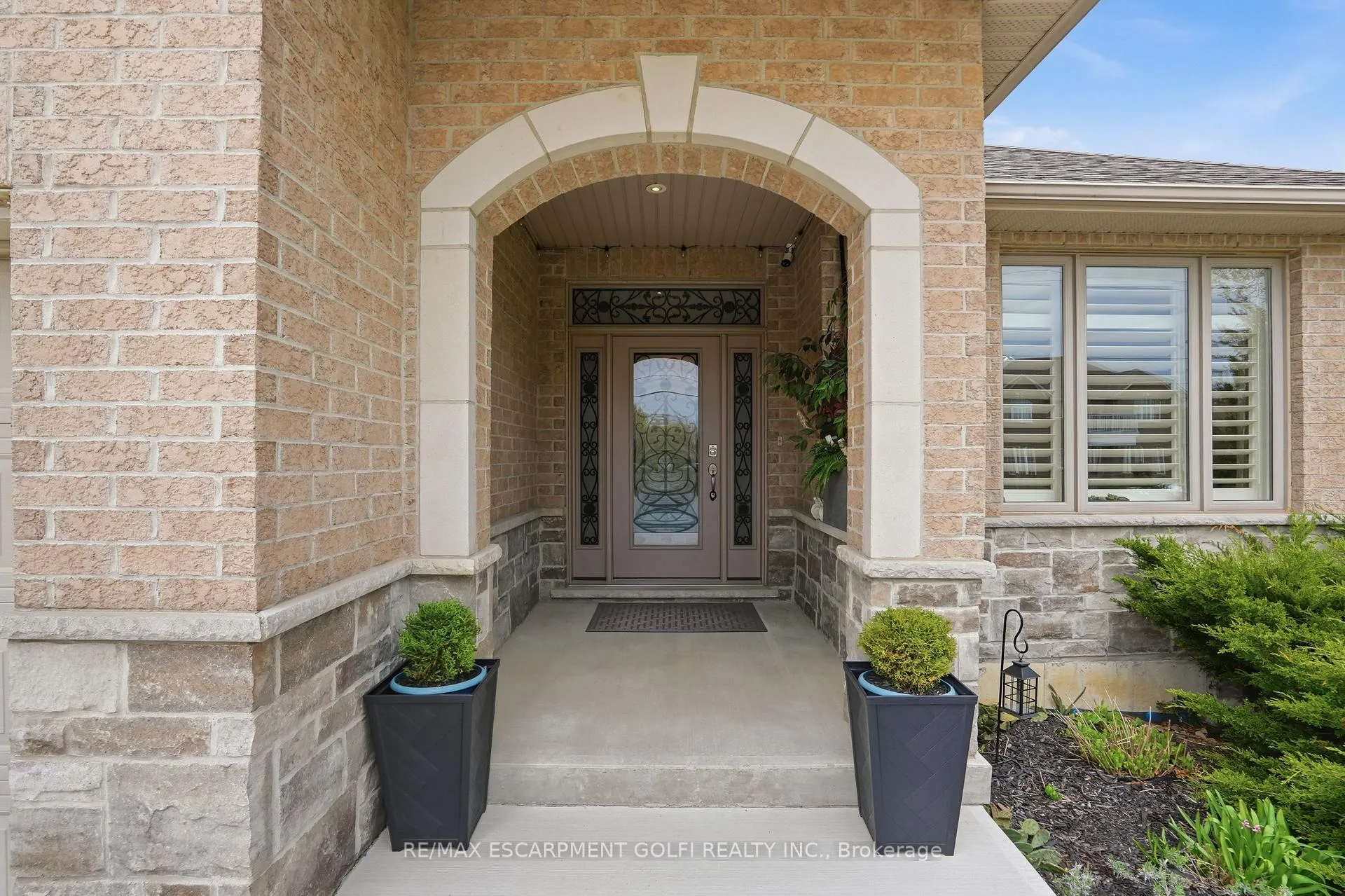 Photo 3 of 256 Highland Road W, Hamilton, Stoney Creek Mountain — HOMEH