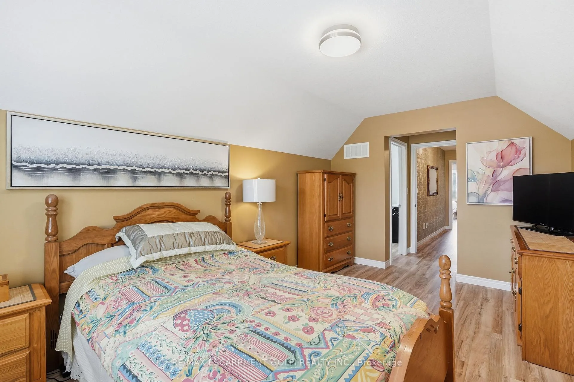 Photo 22 of 256 Highland Road W, Hamilton, Stoney Creek Mountain — HOMEH