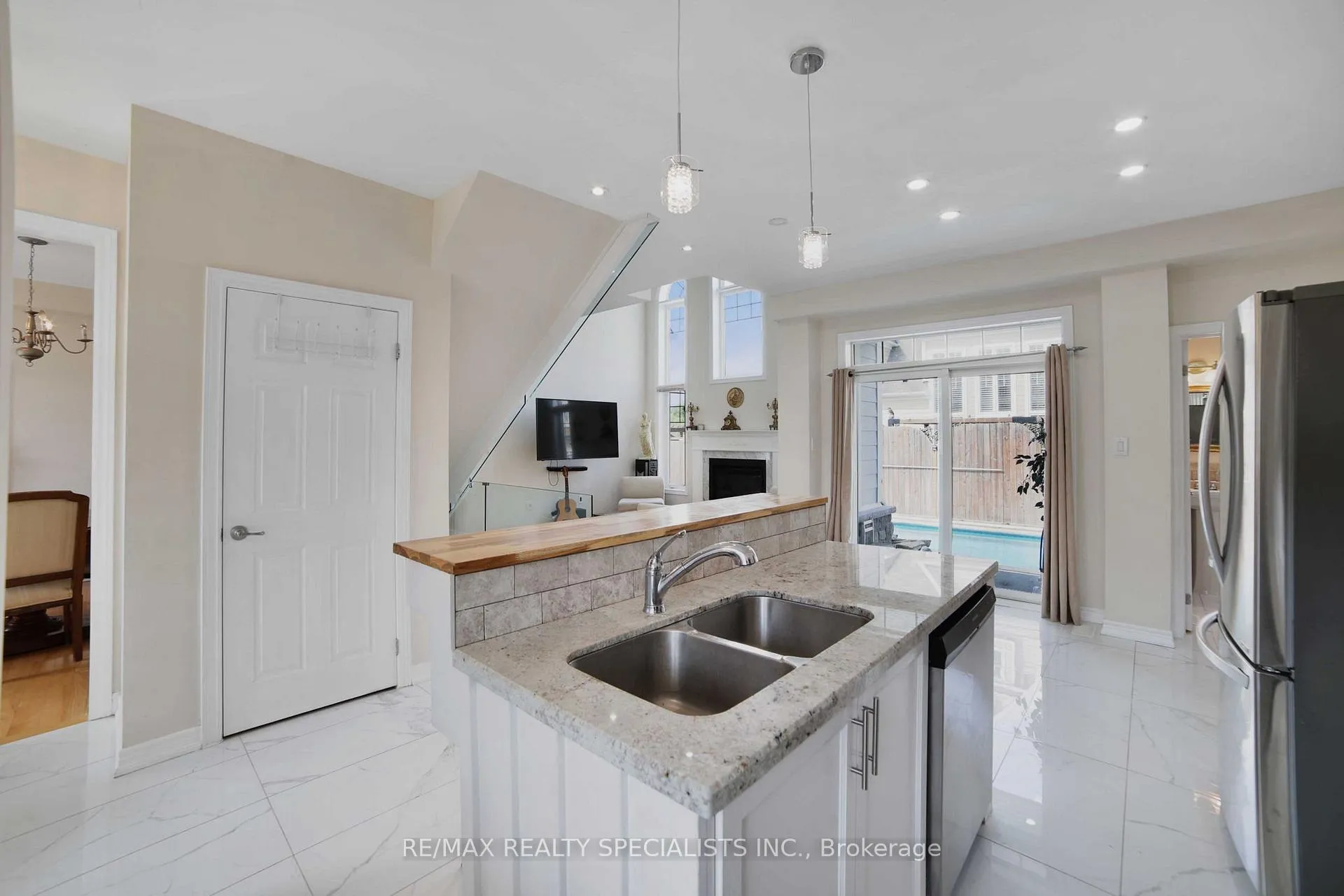 Photo 10 of 61 Riverwalk Place, Midland — HOMEH
