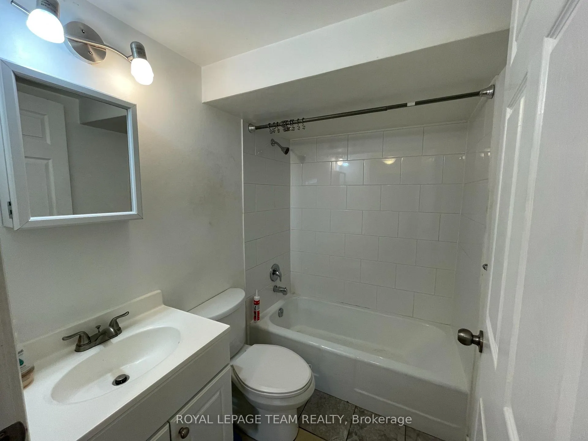 Photo 9 of Unit 2, 1627 Chaucer Avenue, Ottawa, Riverview Park — HOMEH