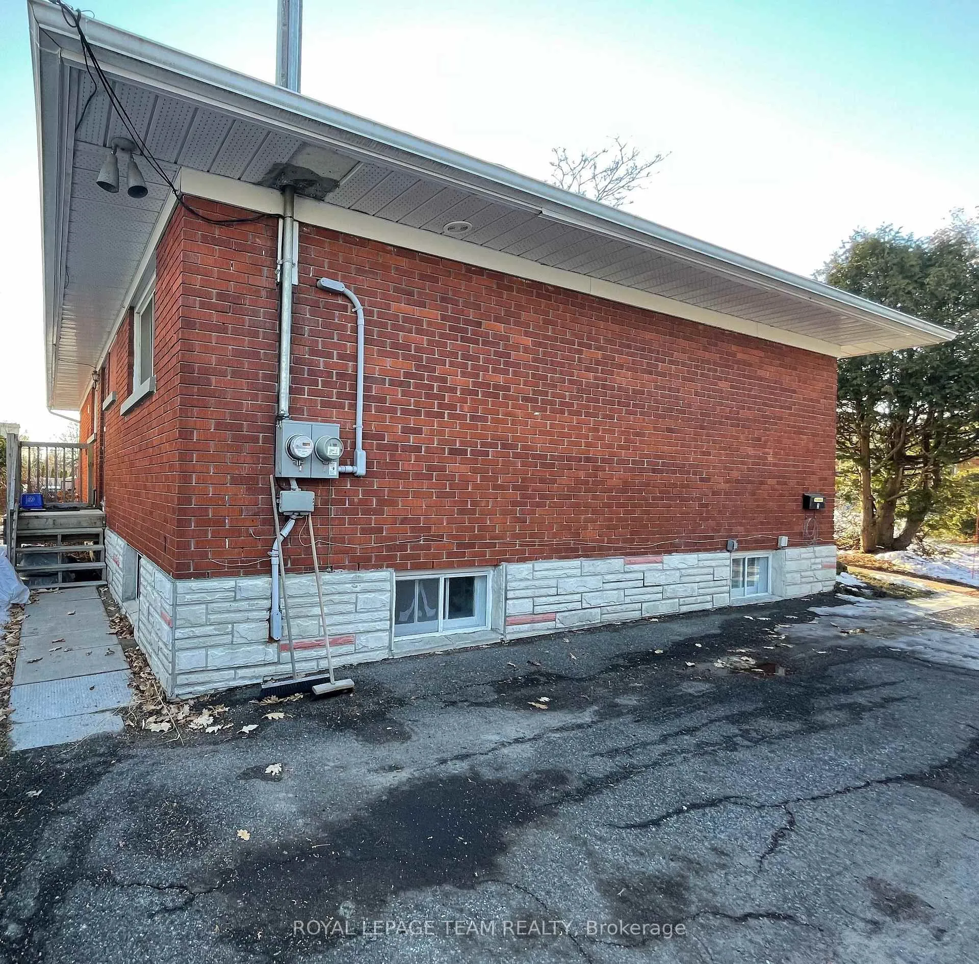 Photo 11 of Unit 2, 1627 Chaucer Avenue, Ottawa, Riverview Park — HOMEH