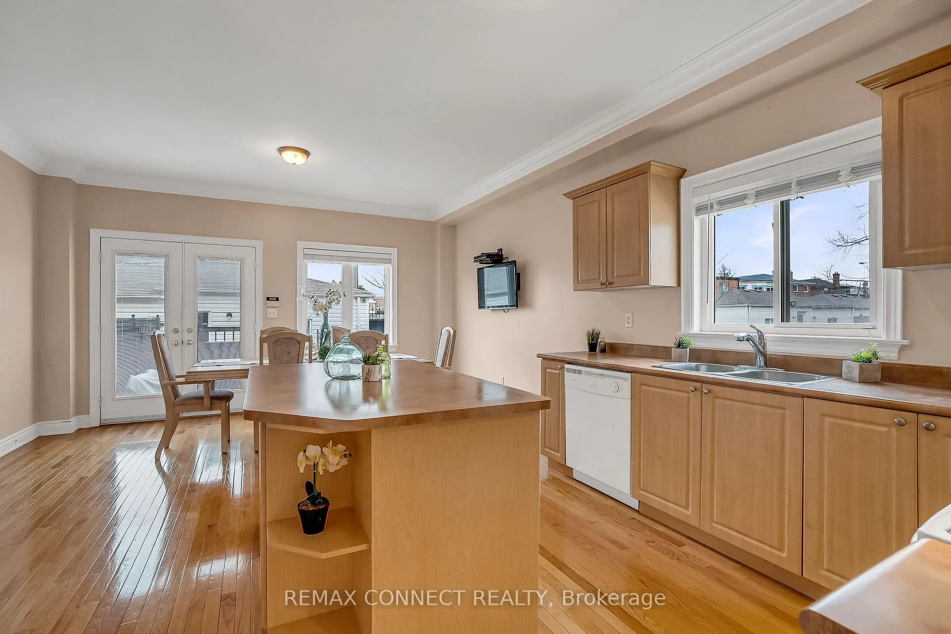 Photo 9 of 5 Terceira Circle, Toronto, Weston-Pellam Park — HOMEH