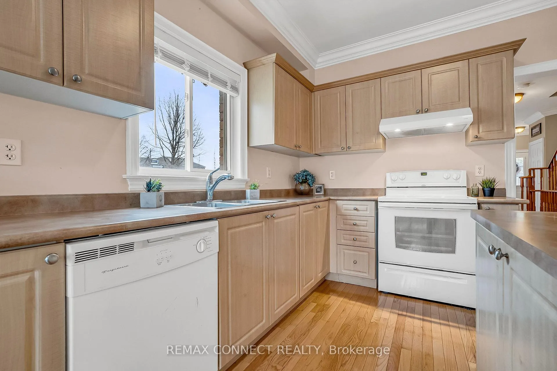 Photo 10 of 5 Terceira Circle, Toronto, Weston-Pellam Park — HOMEH