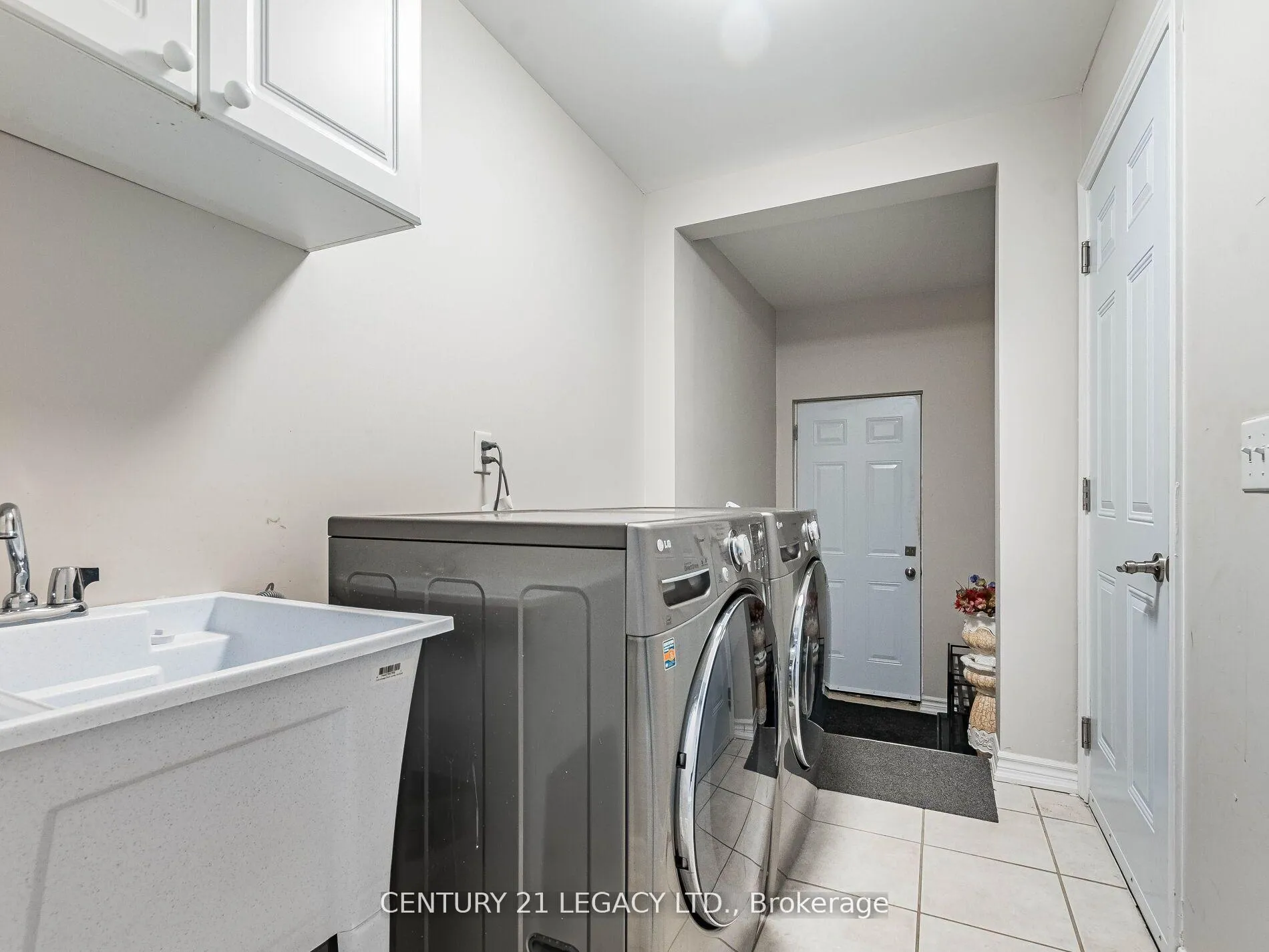 Photo 13 of 3 Bowsfield Drive, Brampton, Vales of Castlemore — HOMEH