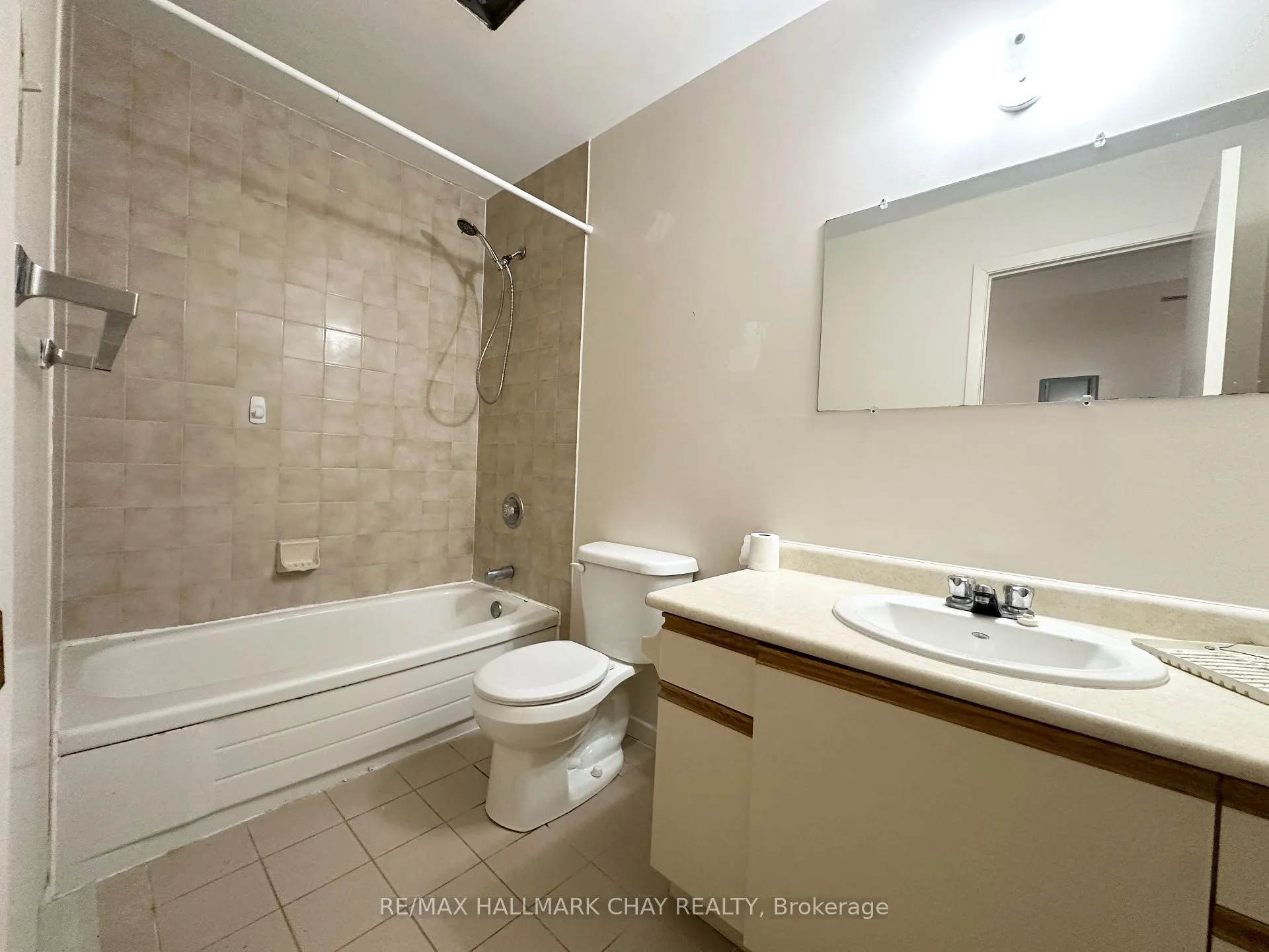 Photo 3 of Unit 204, 80 Grove Street E, Barrie, Wellington — HOMEH