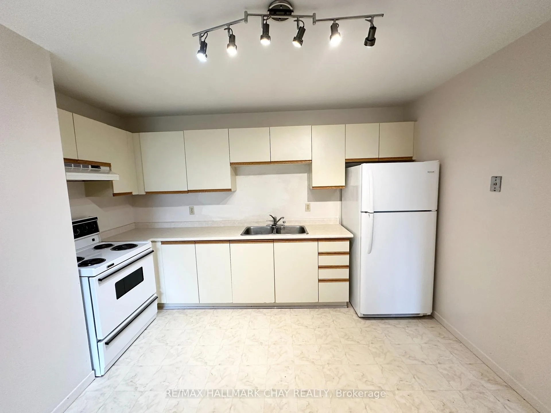 Photo 6 of Unit 204, 80 Grove Street E, Barrie, Wellington — HOMEH