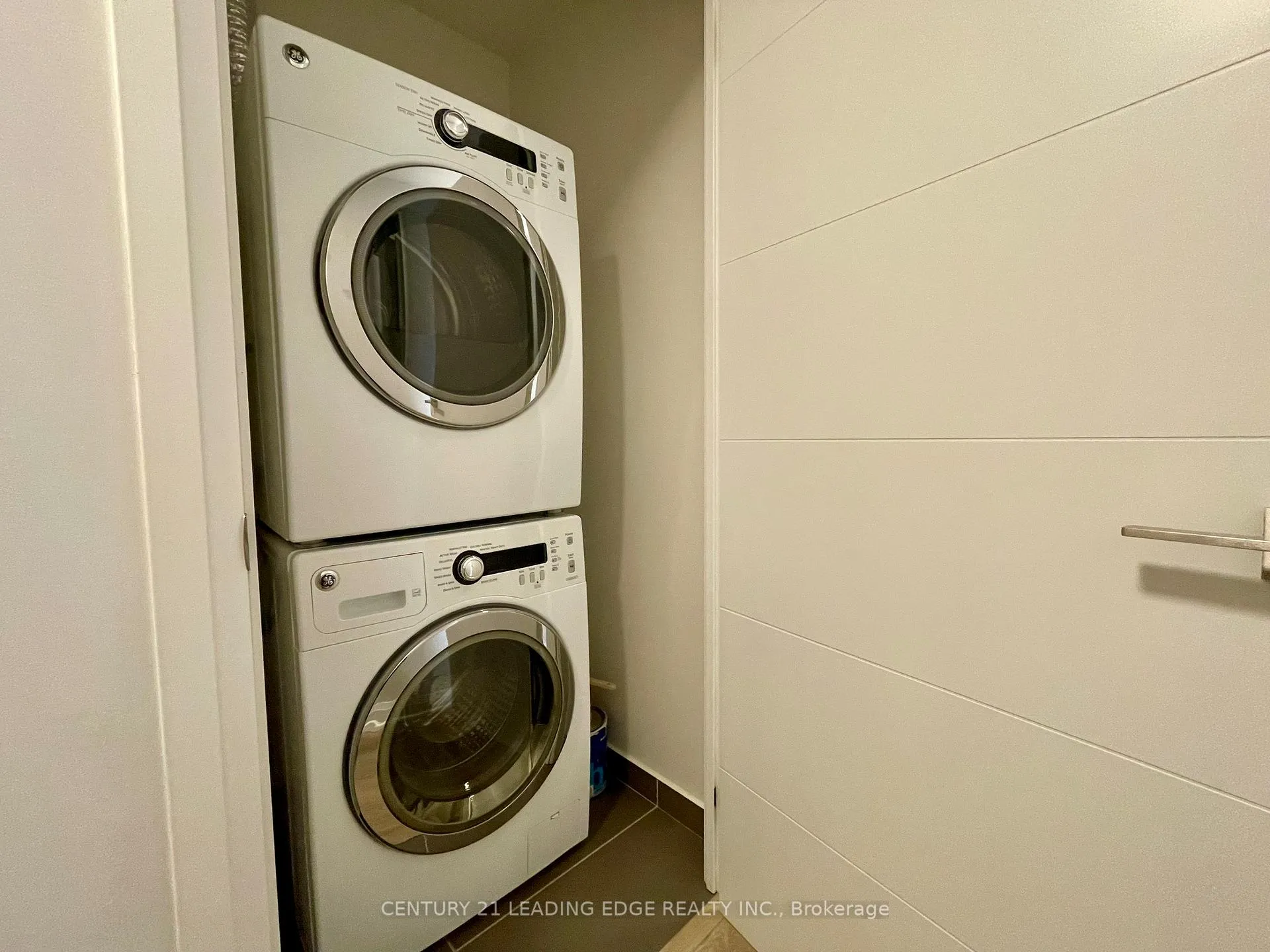 Photo 5 of Unit 316, 18 Uptown Drive, Markham, Unionville — HOMEH