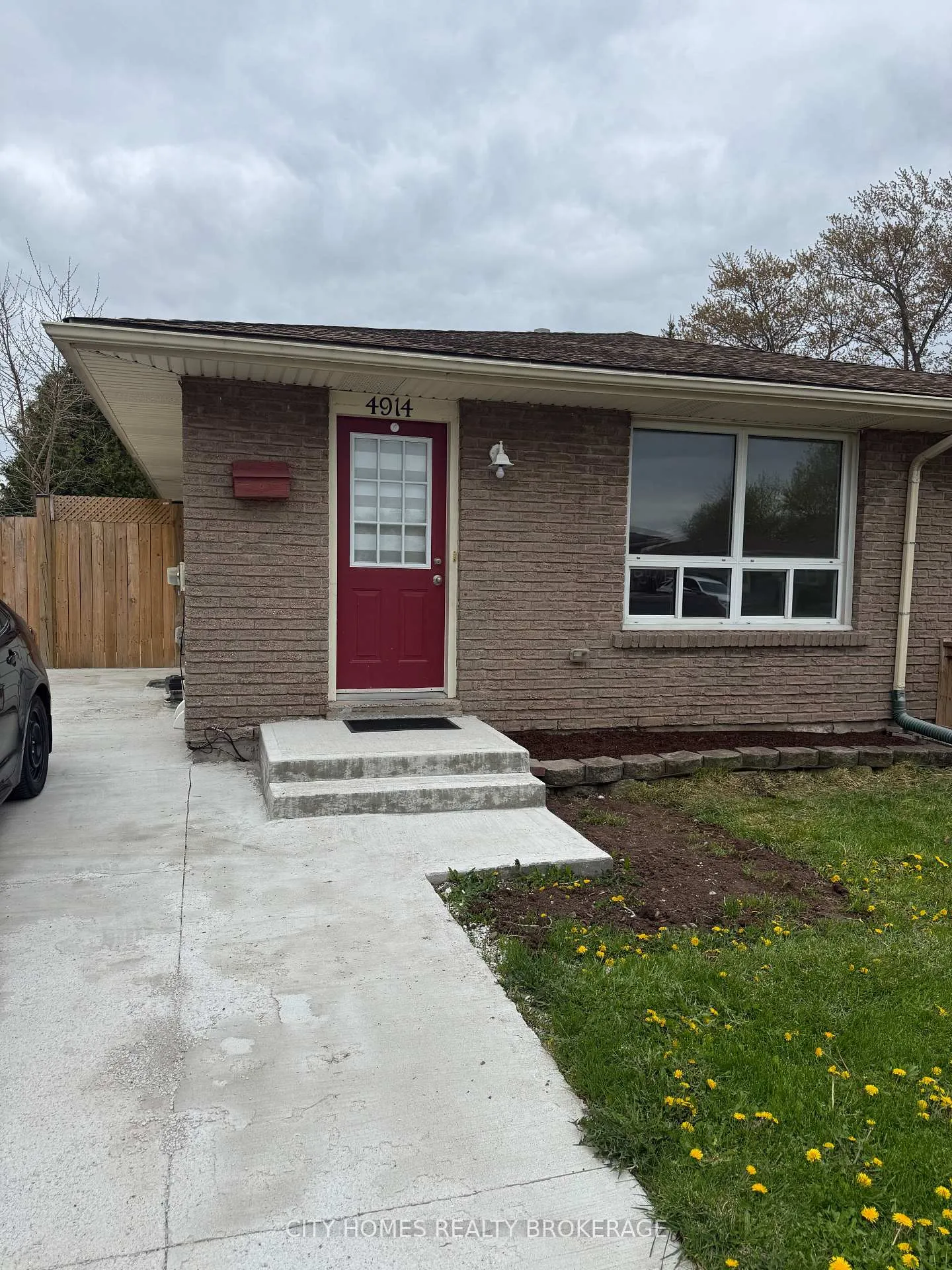 Photo 2 of 4914 Kentucky Court E, Niagara Falls, Ascot — HOMEH