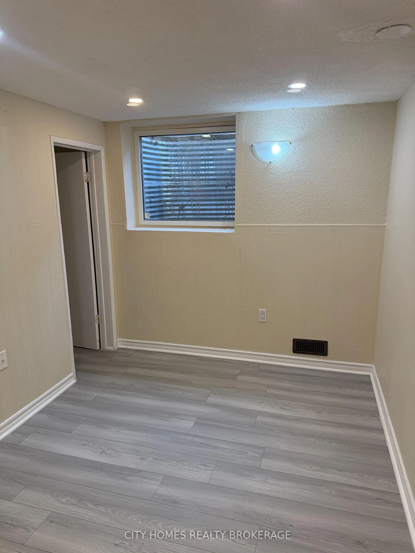 Photo 11 of 4914 Kentucky Court E, Niagara Falls, Ascot — HOMEH