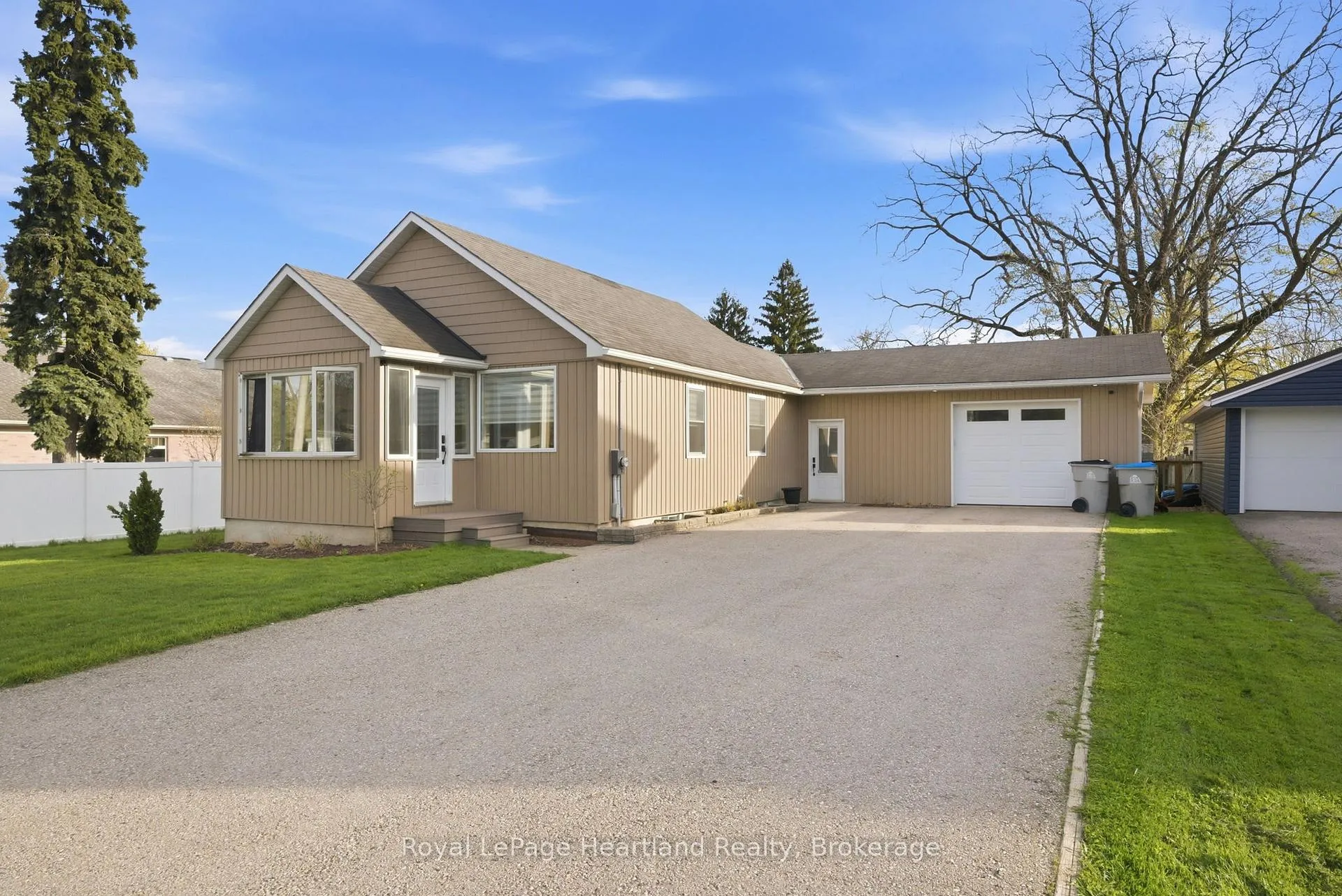 Photo 2 of 208 Ontario Street, Central Huron, Clinton — HOMEH
