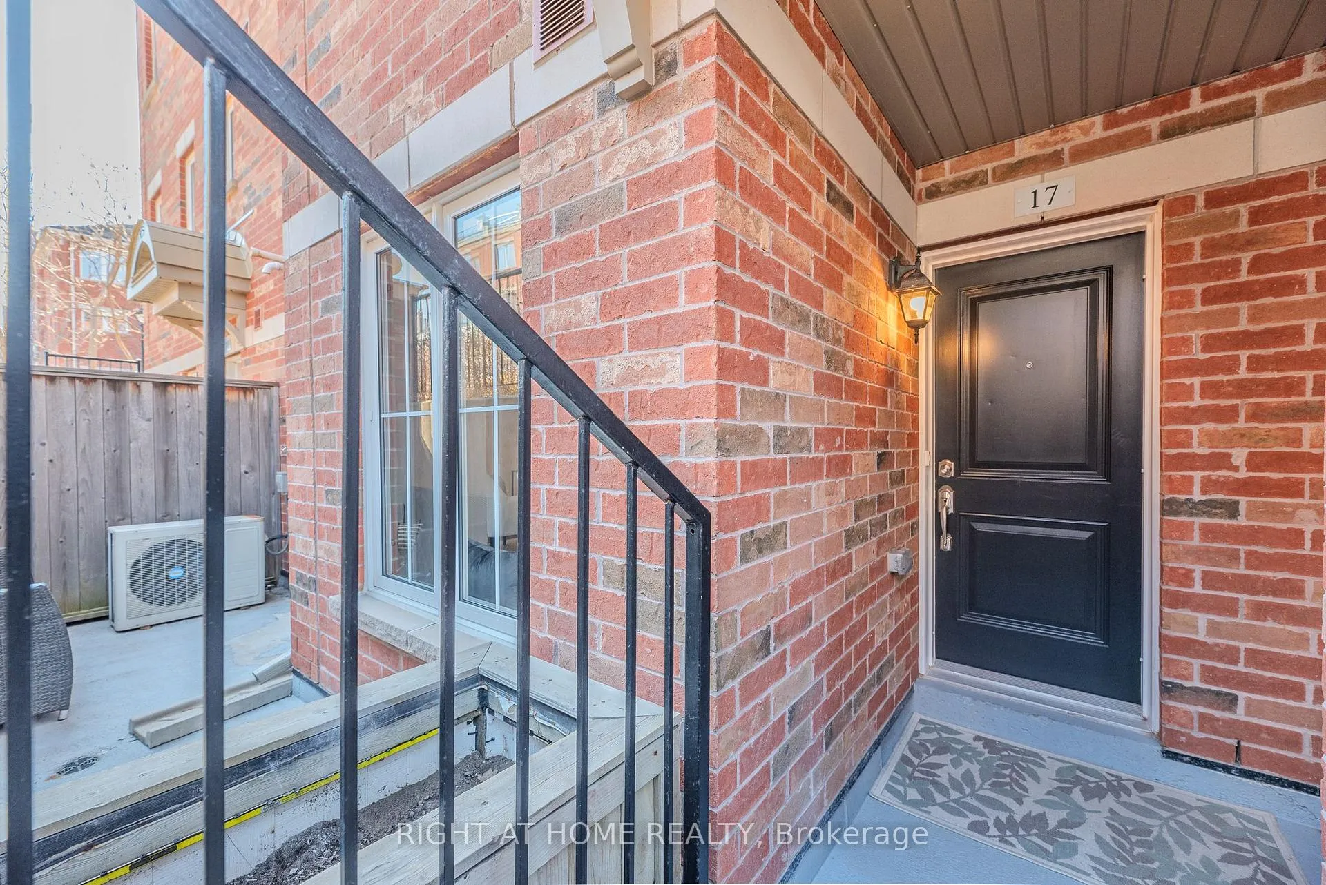 Photo 3 of Unit 17, 2464 Post Road, Oakville, River Oaks — HOMEH