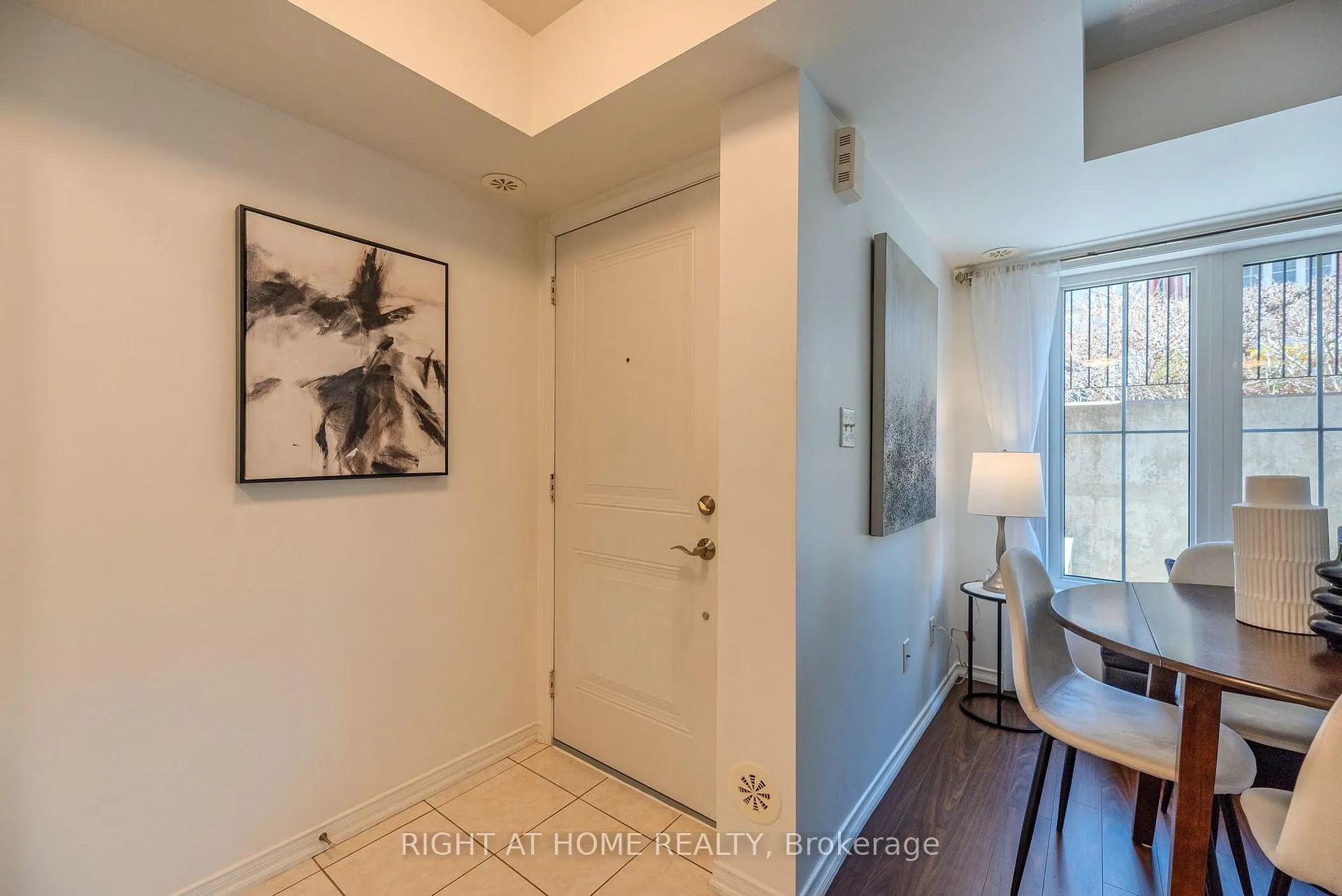 Photo 4 of Unit 17, 2464 Post Road, Oakville, River Oaks — HOMEH