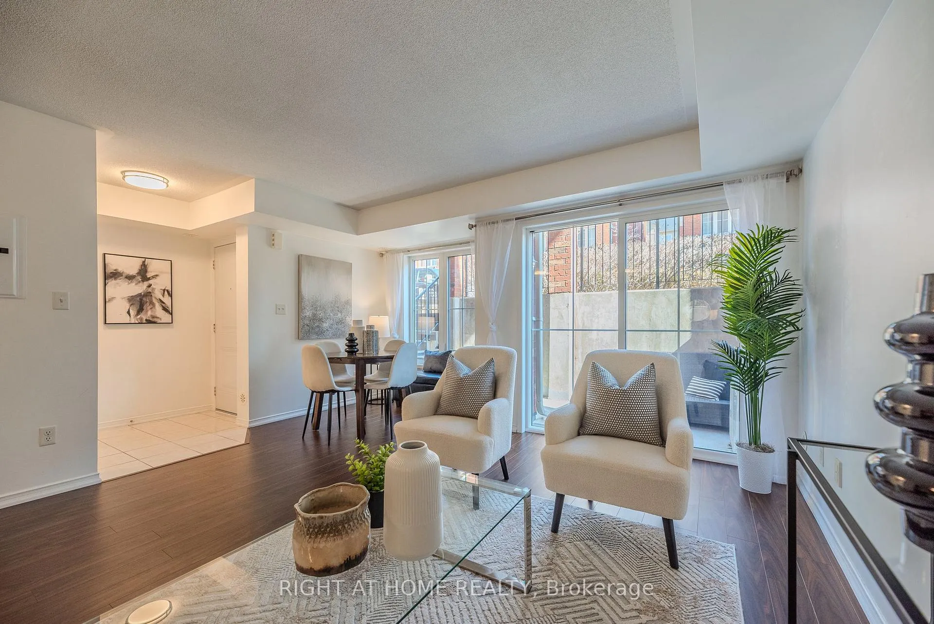 Photo 6 of Unit 17, 2464 Post Road, Oakville, River Oaks — HOMEH
