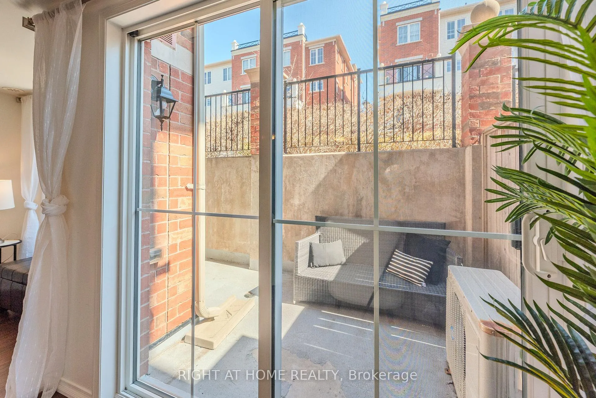 Photo 8 of Unit 17, 2464 Post Road, Oakville, River Oaks — HOMEH