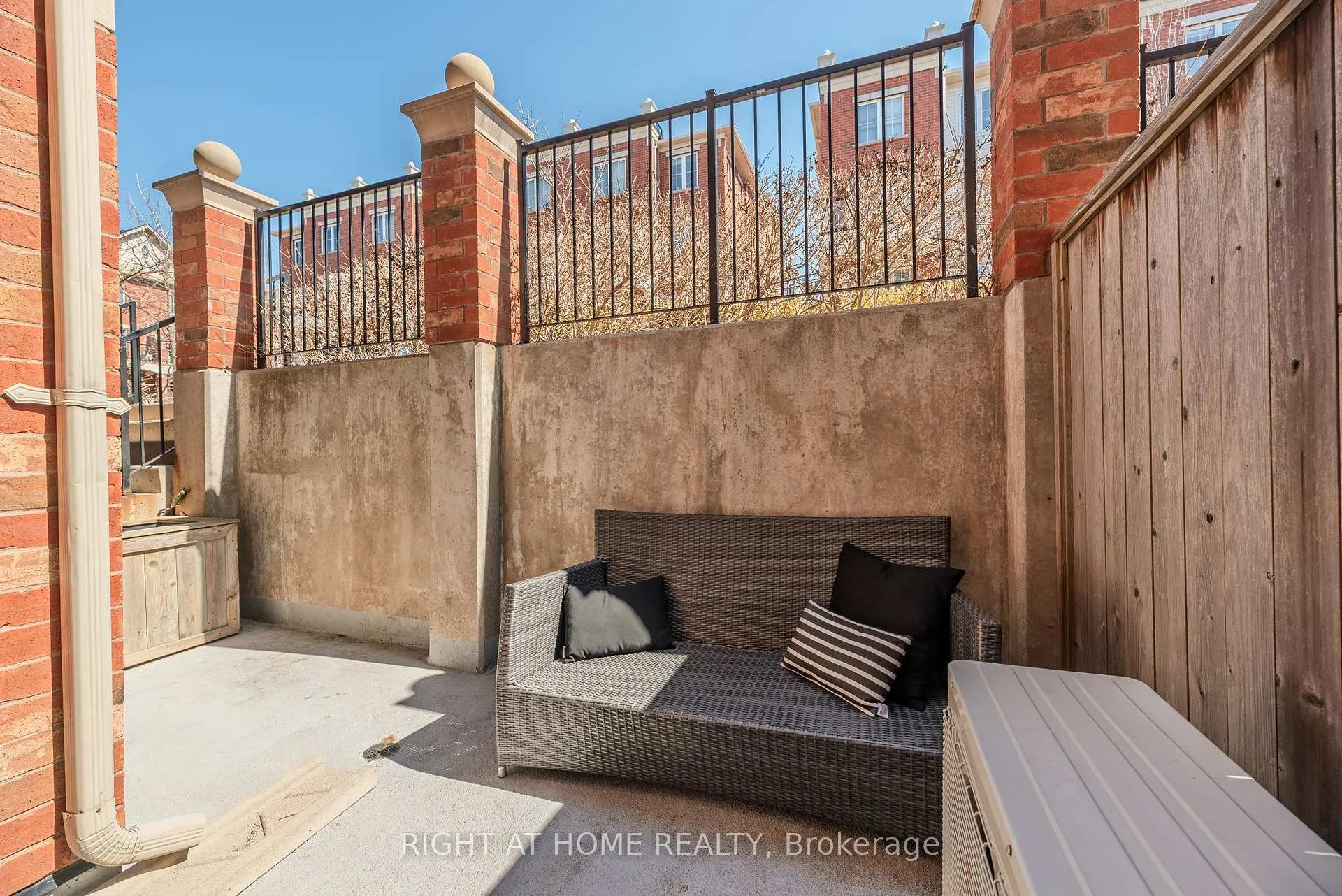 Photo 9 of Unit 17, 2464 Post Road, Oakville, River Oaks — HOMEH