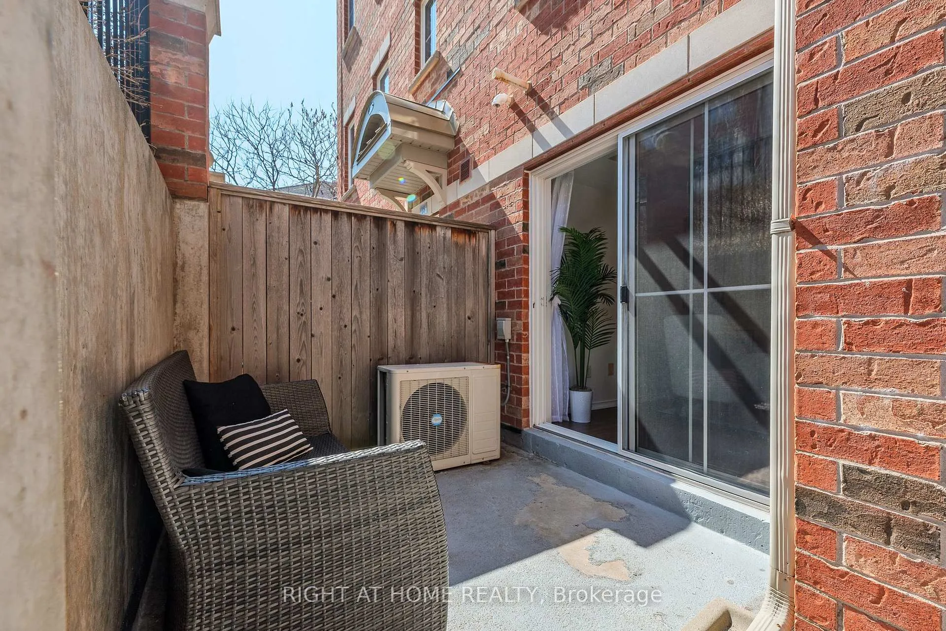 Photo 10 of Unit 17, 2464 Post Road, Oakville, River Oaks — HOMEH