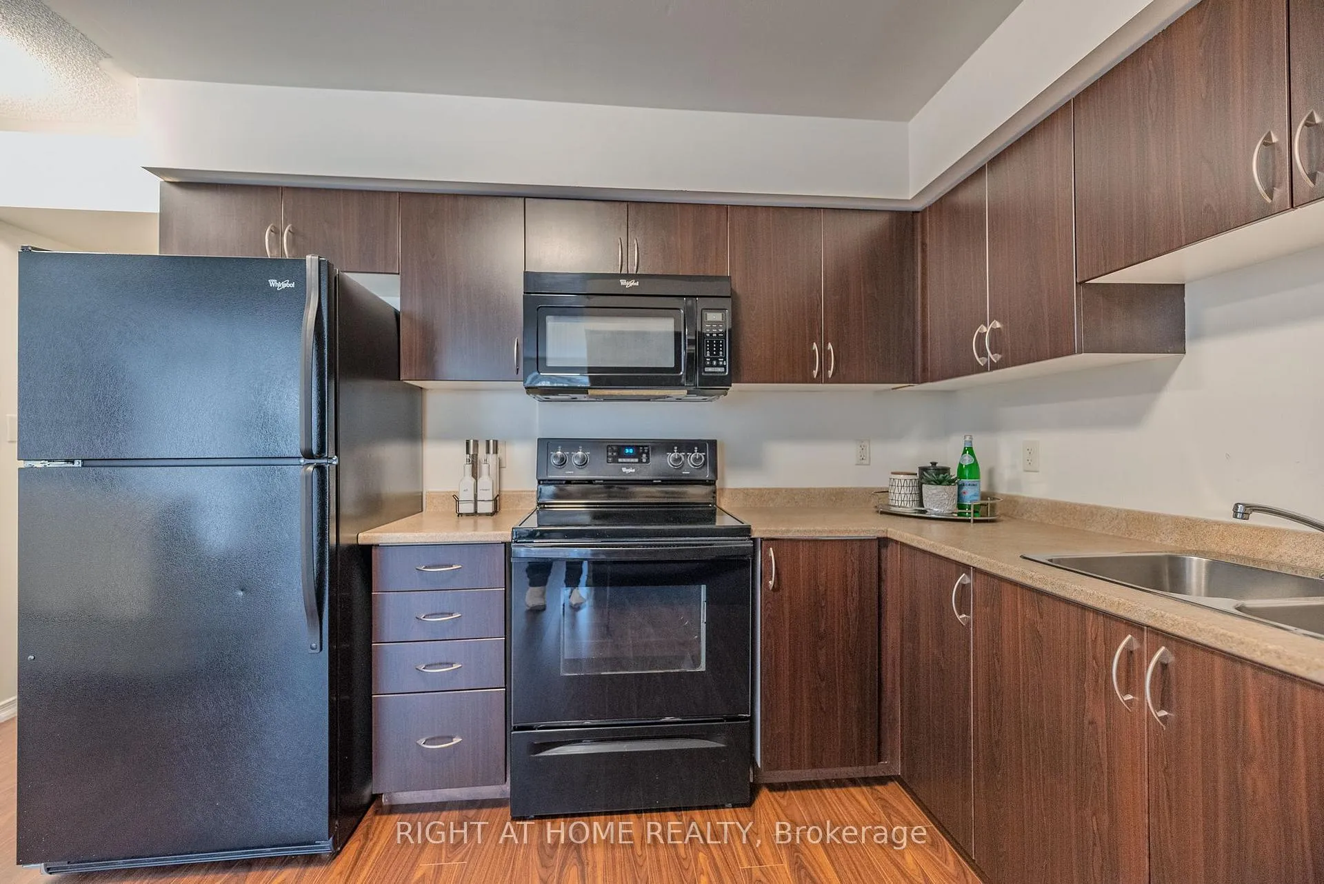 Photo 14 of Unit 17, 2464 Post Road, Oakville, River Oaks — HOMEH