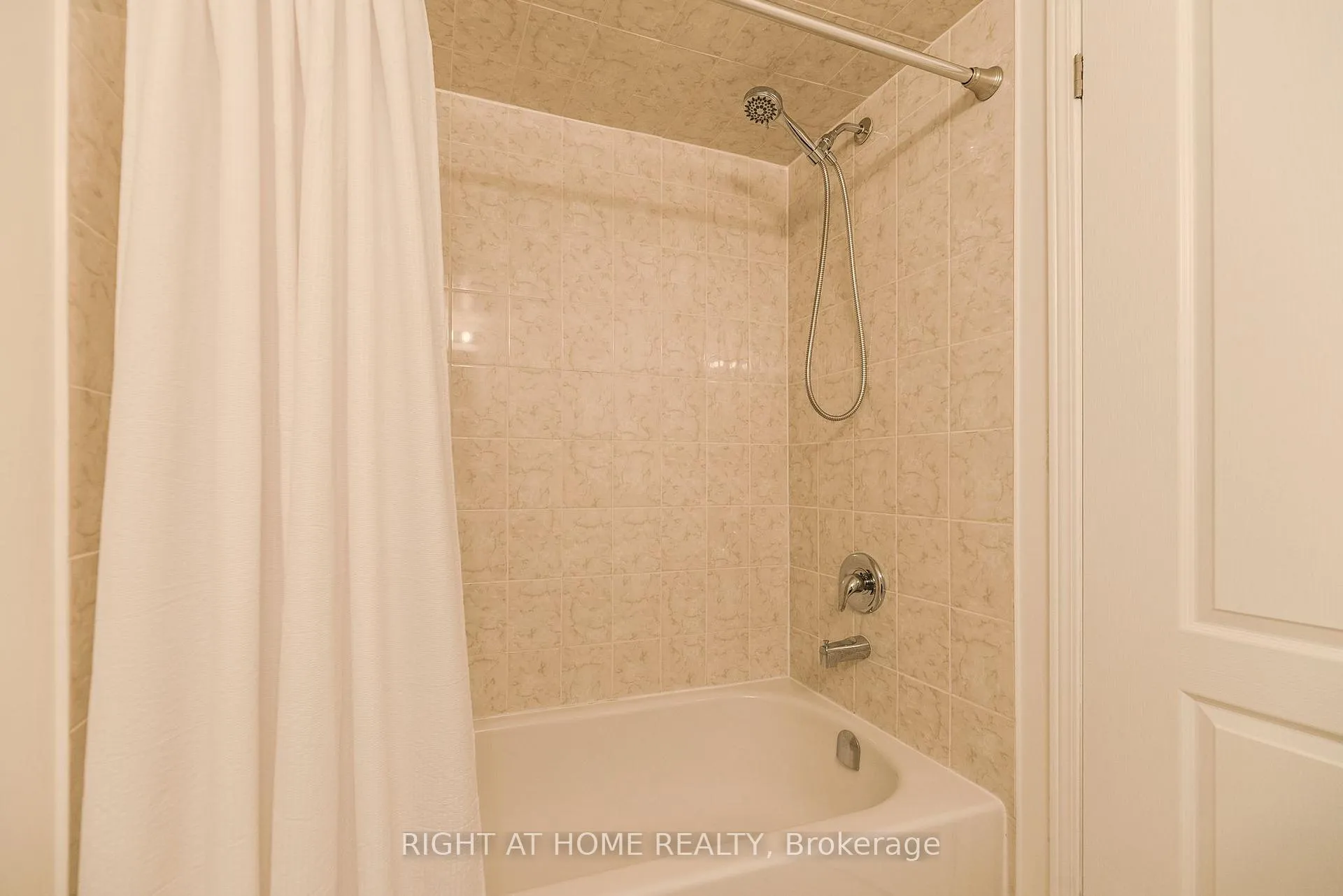 Photo 18 of Unit 17, 2464 Post Road, Oakville, River Oaks — HOMEH