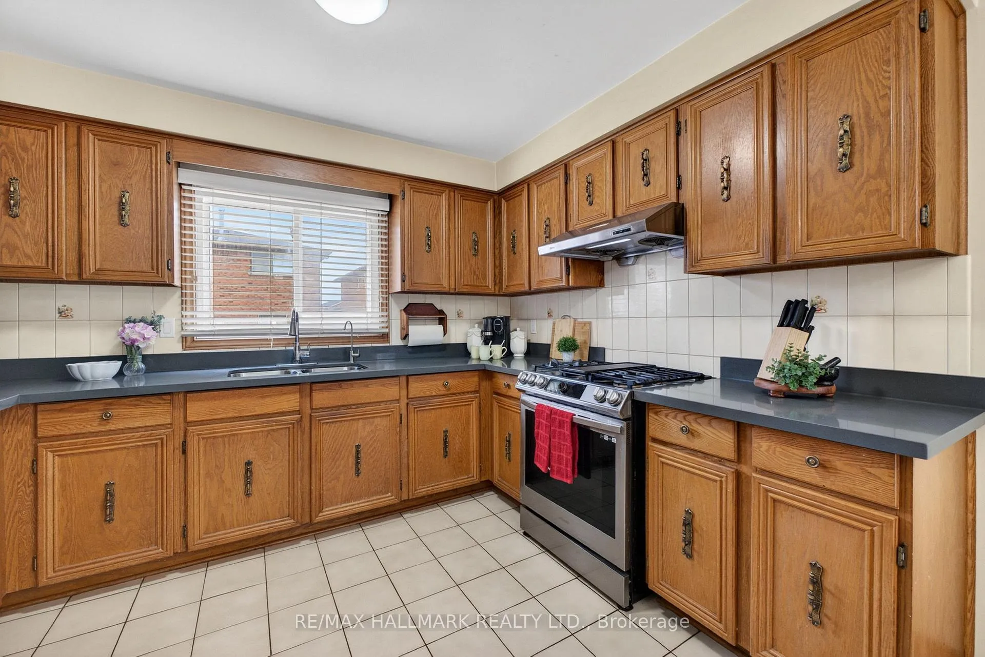 Photo 13 of 144 Jackman Crescent, Vaughan, West Woodbridge — HOMEH