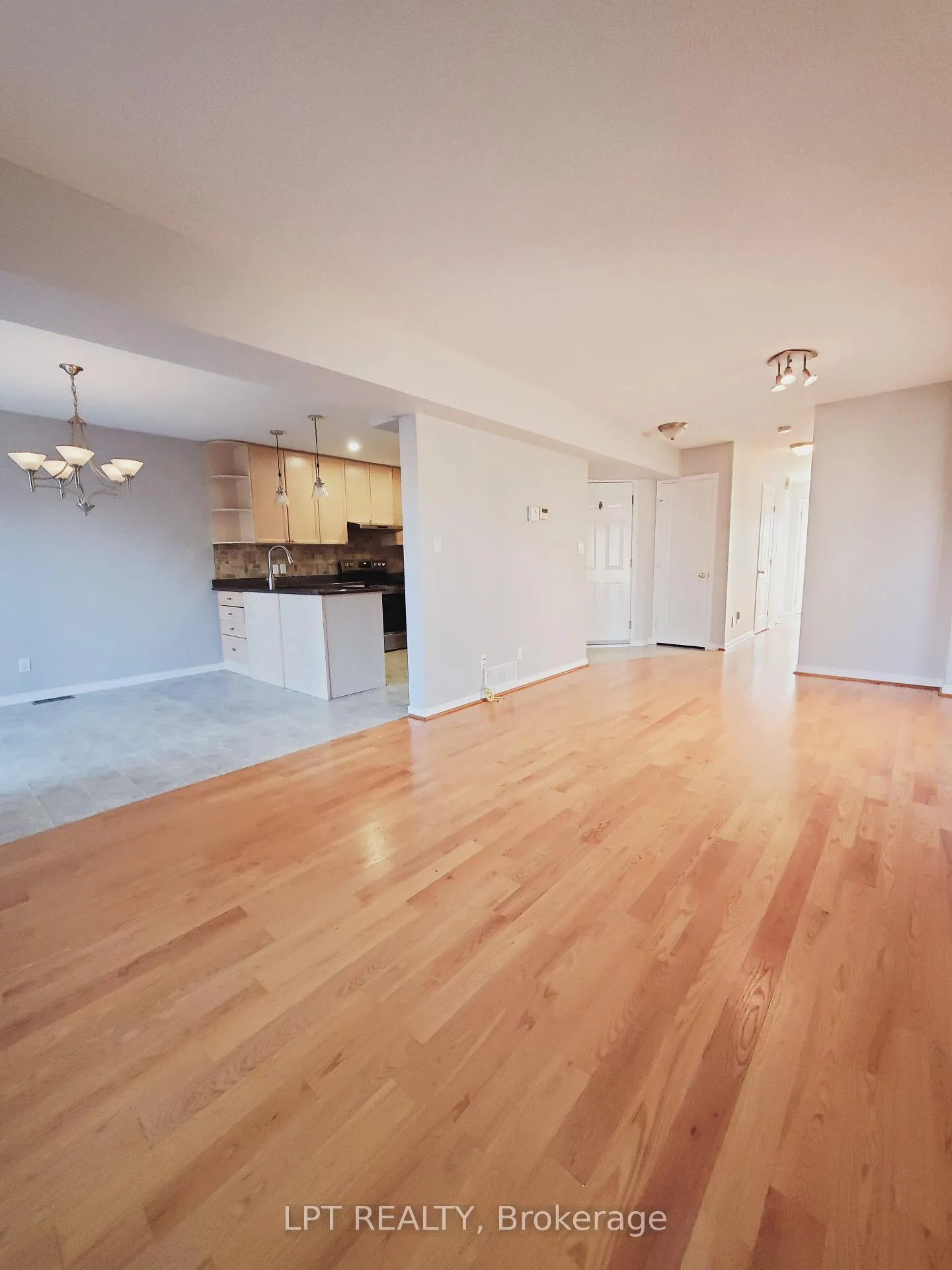 Photo 3 of 919 Rainbow Crescent, Kingston, Kingston East (Incl Barret Crt) — HOMEH