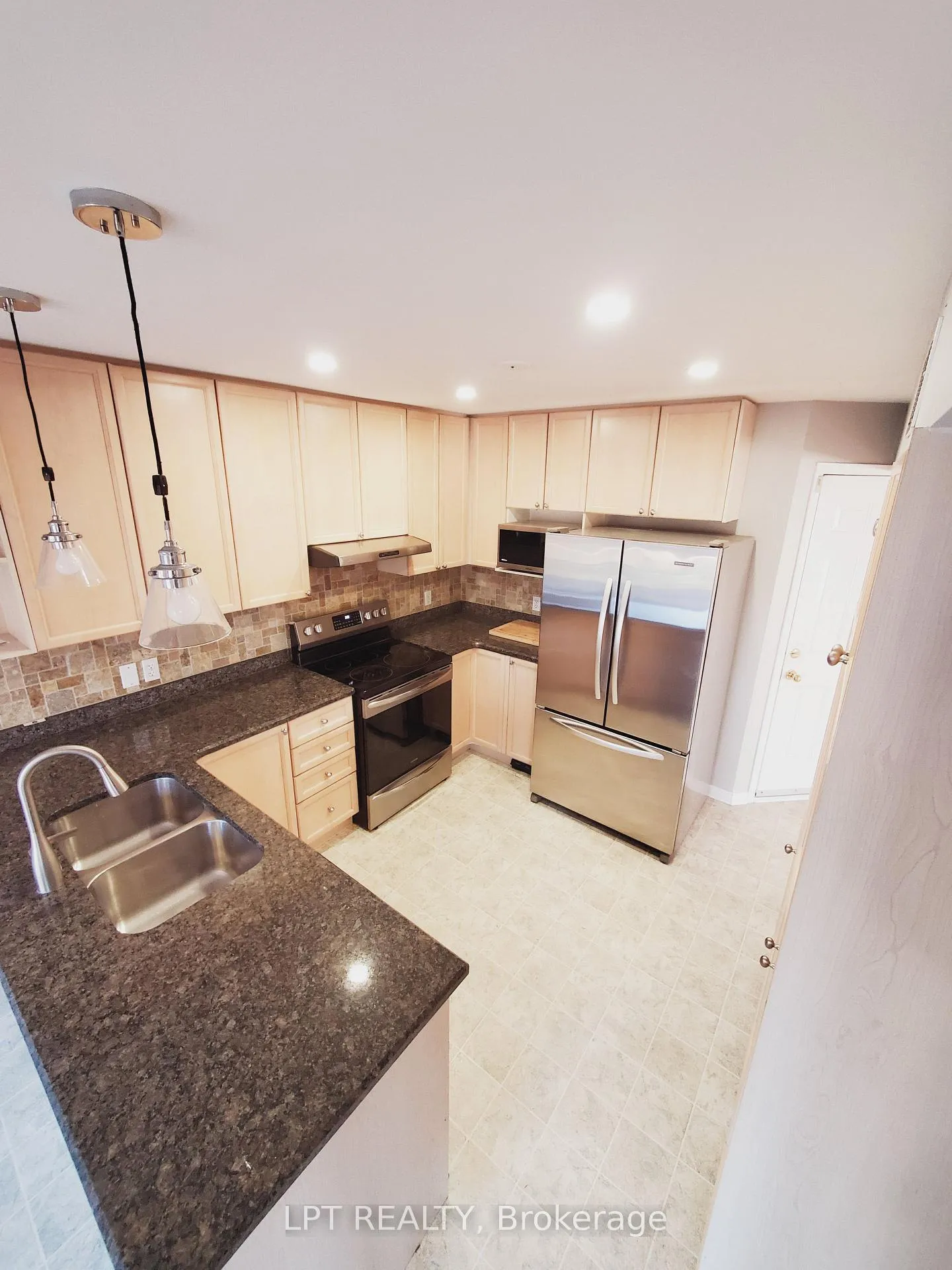 Photo 4 of 919 Rainbow Crescent, Kingston, Kingston East (Incl Barret Crt) — HOMEH