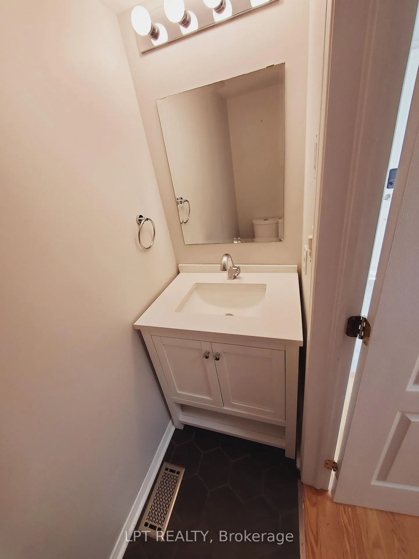 Photo 7 of 919 Rainbow Crescent, Kingston, Kingston East (Incl Barret Crt) — HOMEH