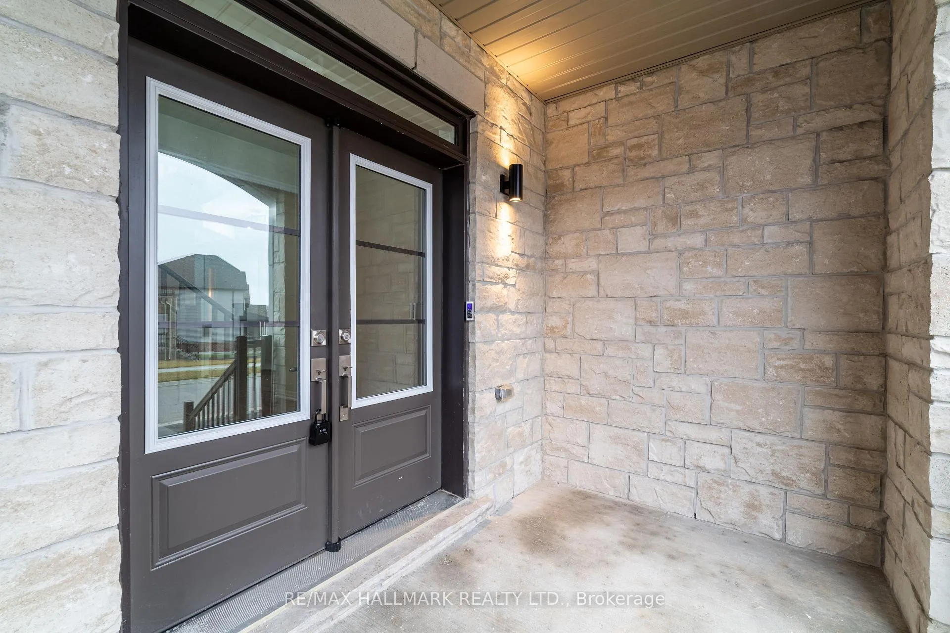 Photo 4 of 19 Stennett Drive, Georgina, Keswick North — HOMEH