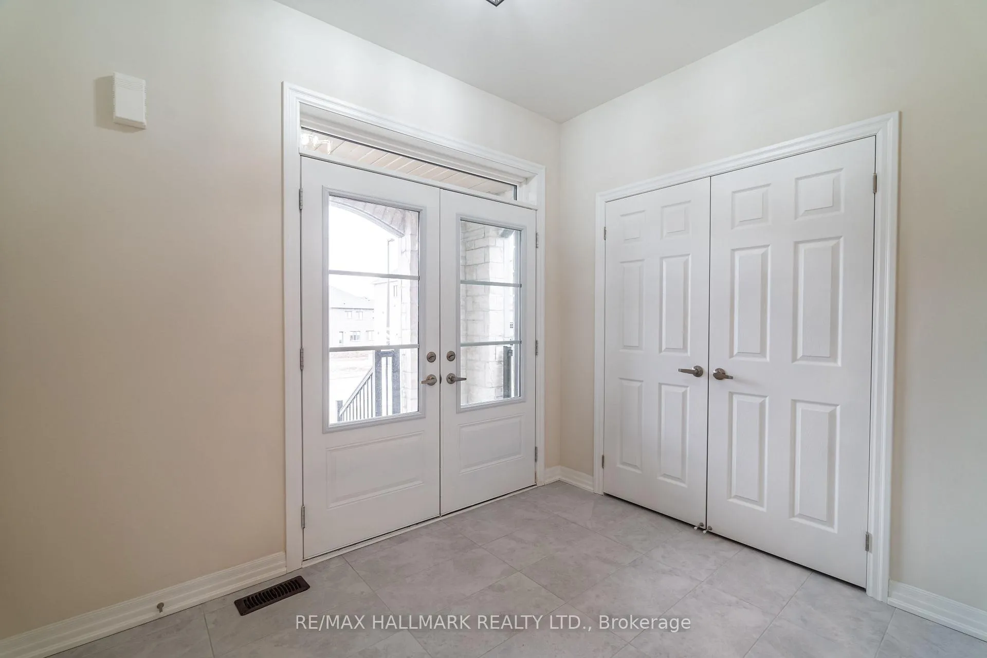 Photo 5 of 19 Stennett Drive, Georgina, Keswick North — HOMEH