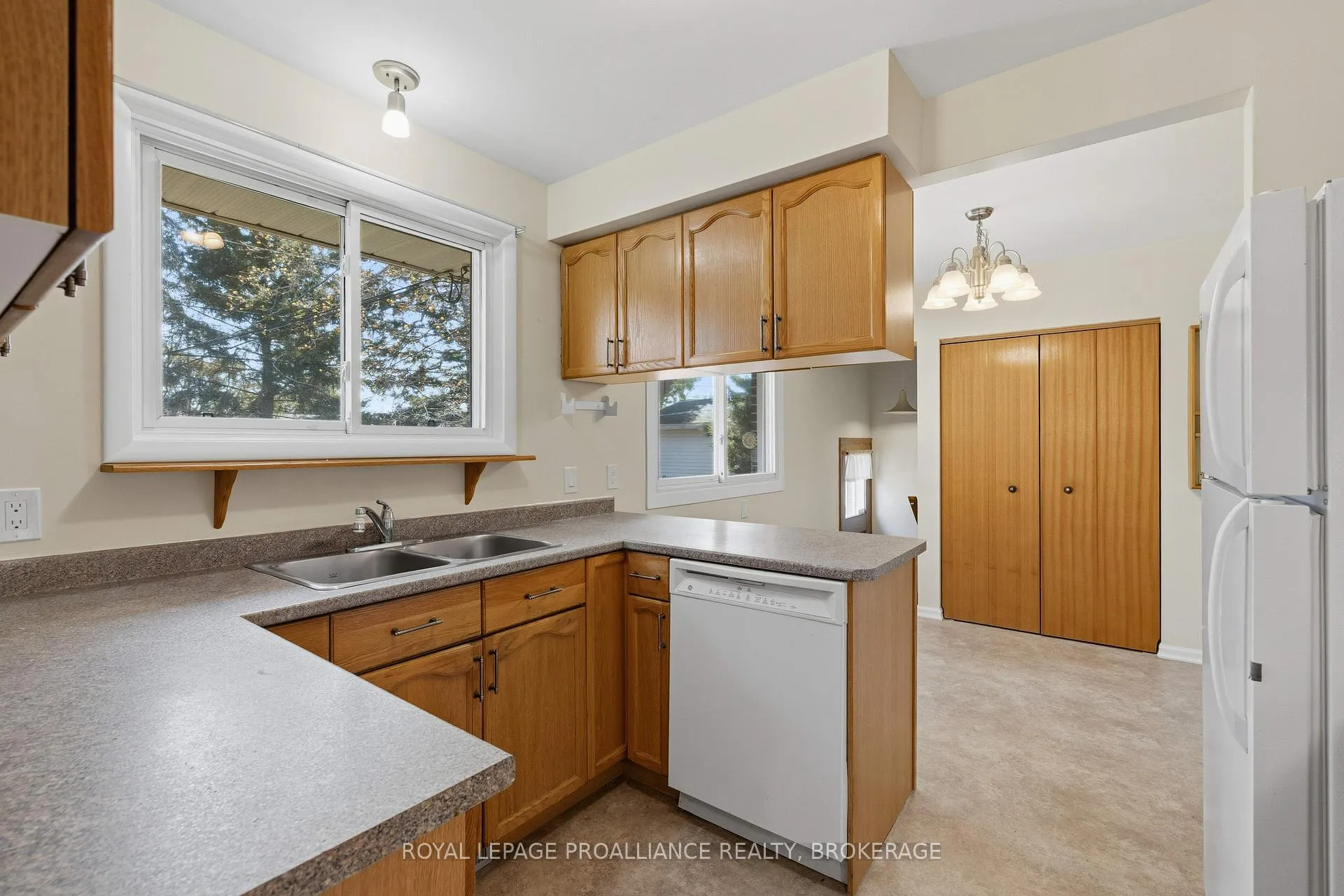 Photo 10 of 424 Parkview Drive, Kingston, City Southwest — HOMEH